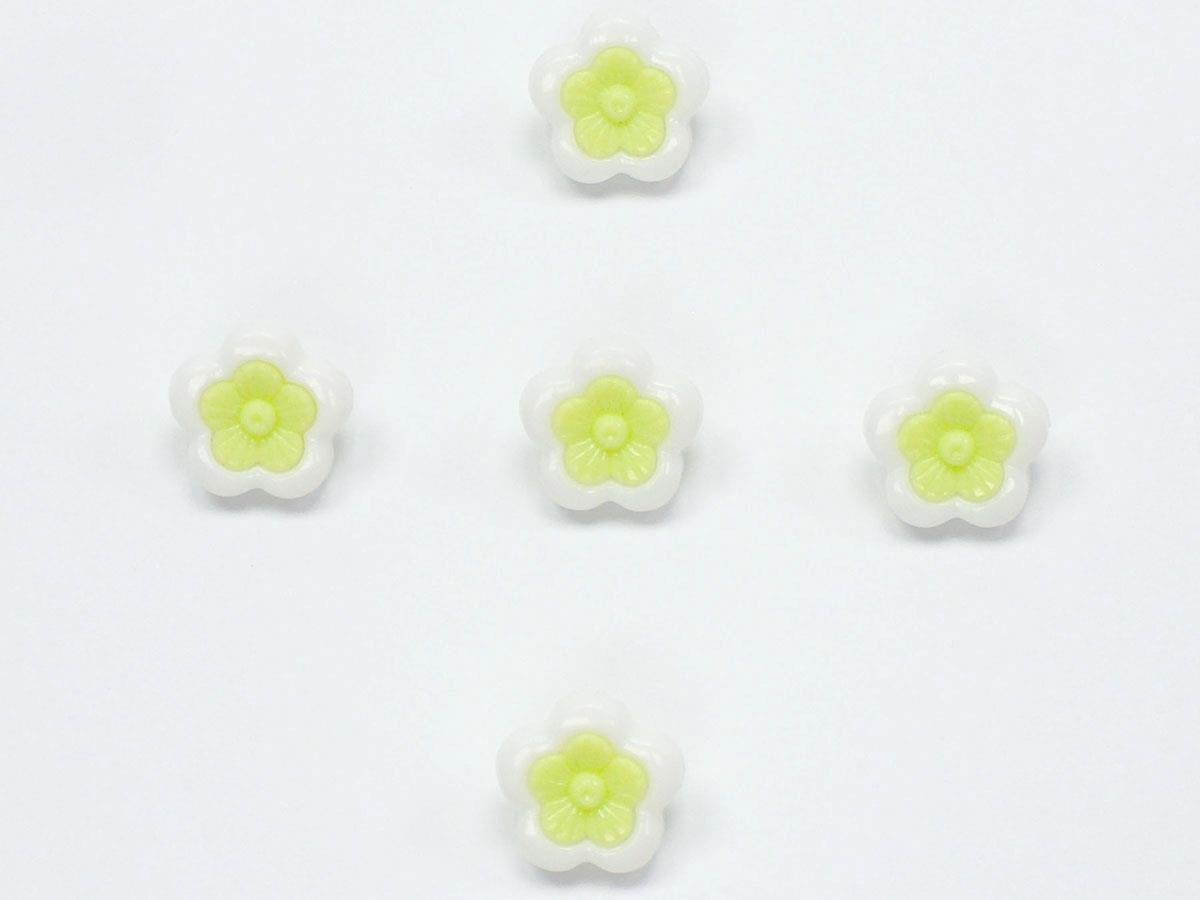 5 Flower Figure Buttons White, Green 15mm long