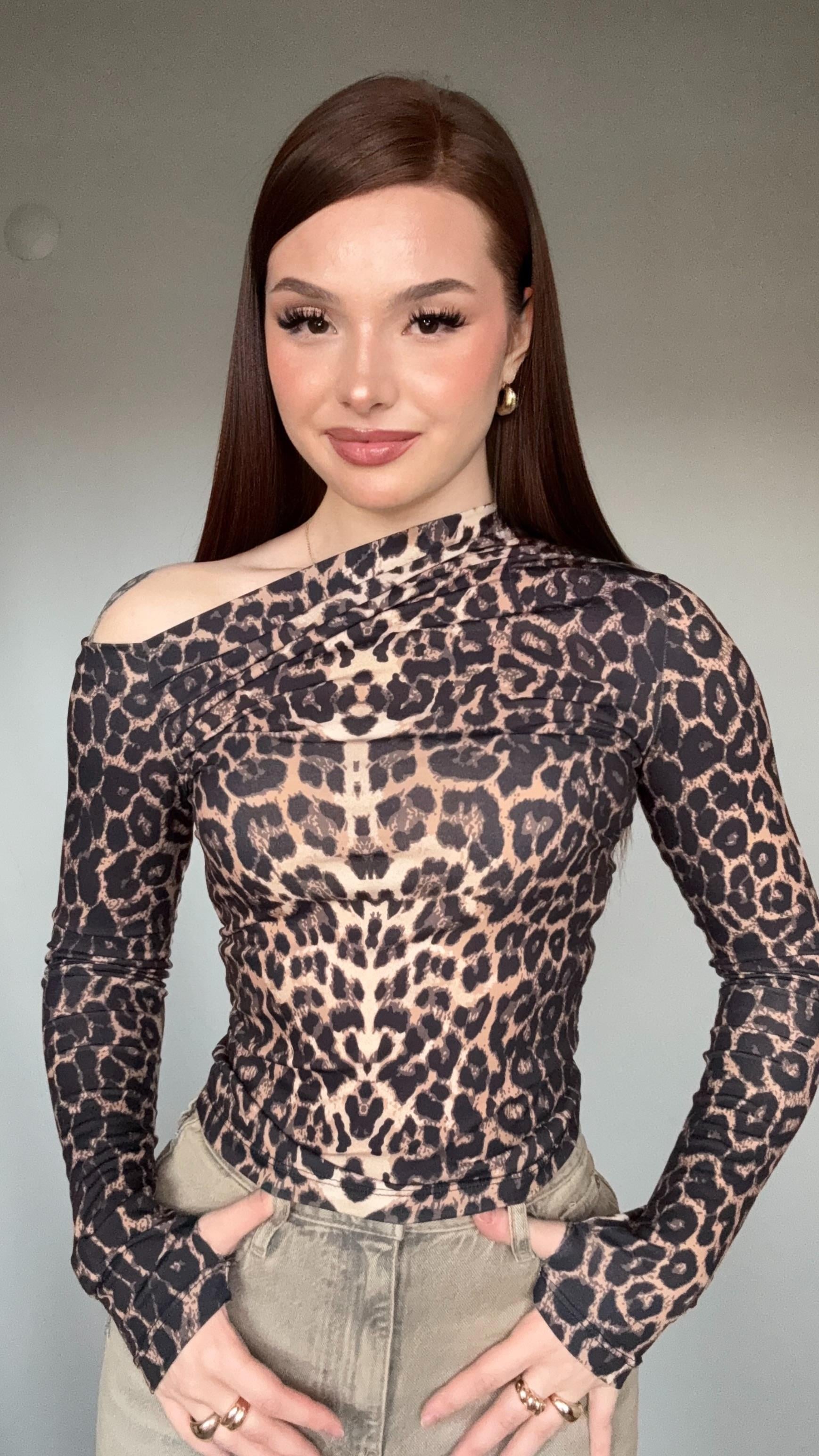 Büzgü Drape Detaylı Vücuda Oturan Uzun Kollu Esnek Örme Bluz Leopar