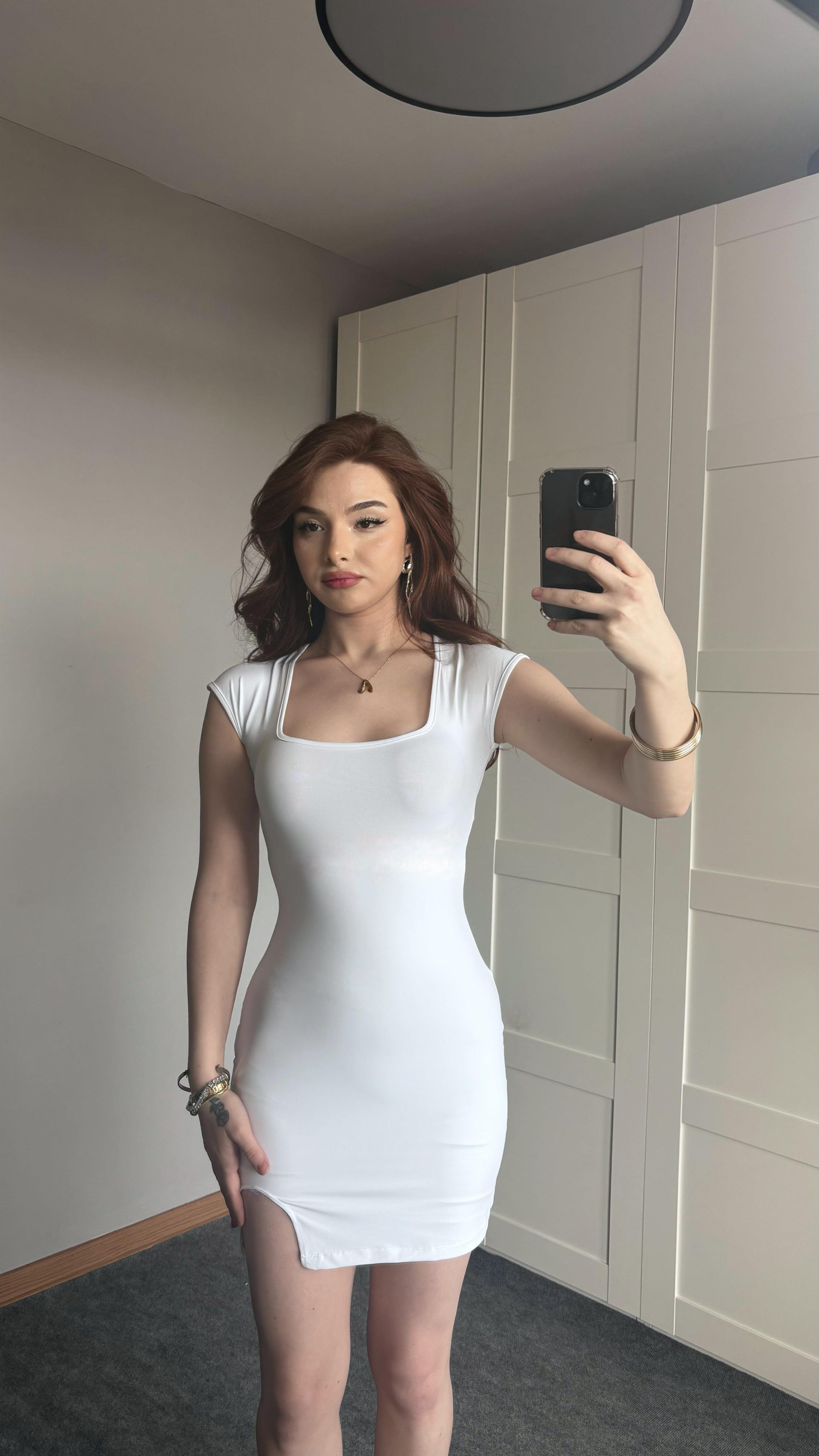 Kare Yaka Mini Yırtmaçlı Elbise Beyaz 