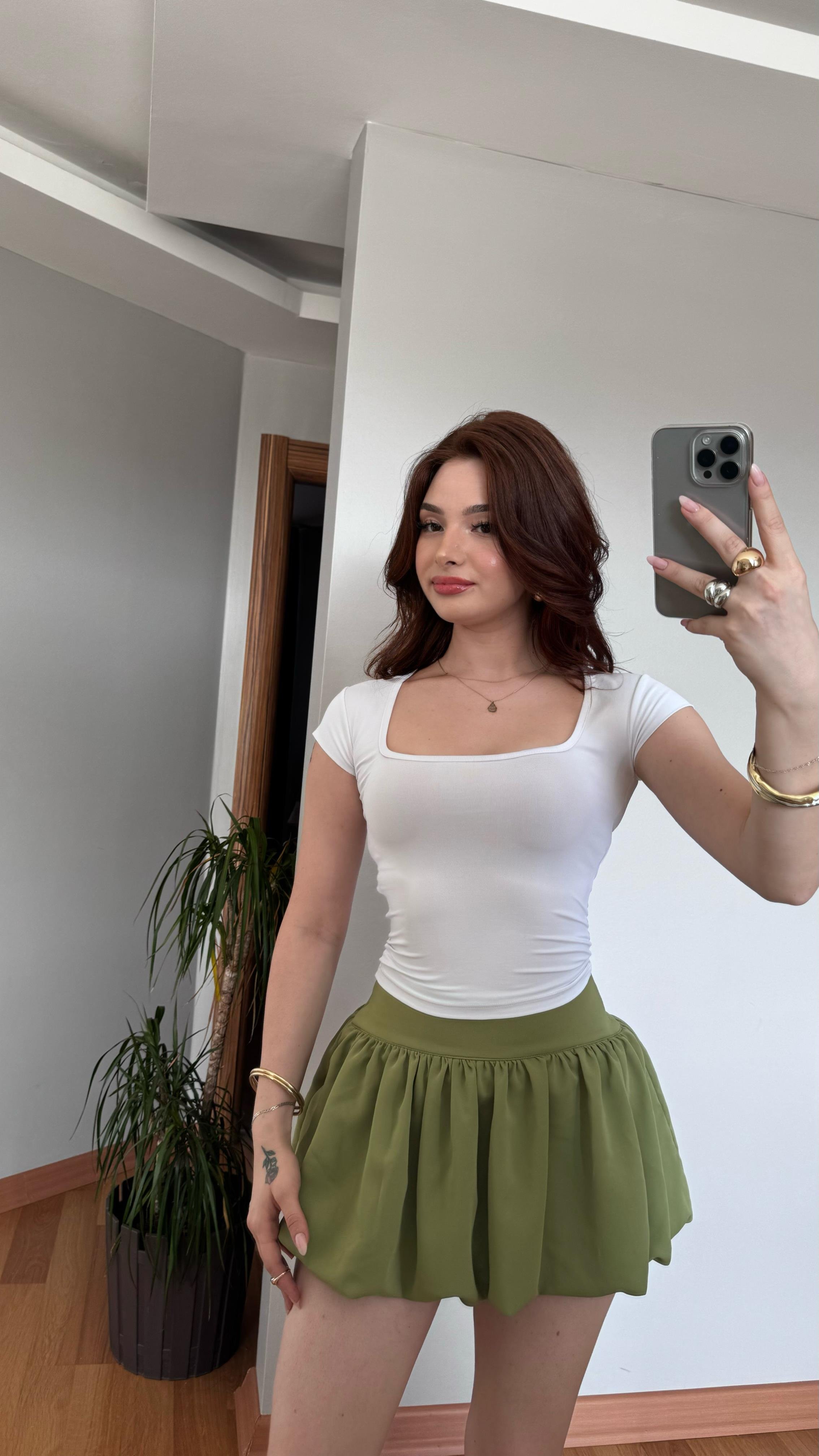 Kare Yaka Sandy Beyaz Tişört 