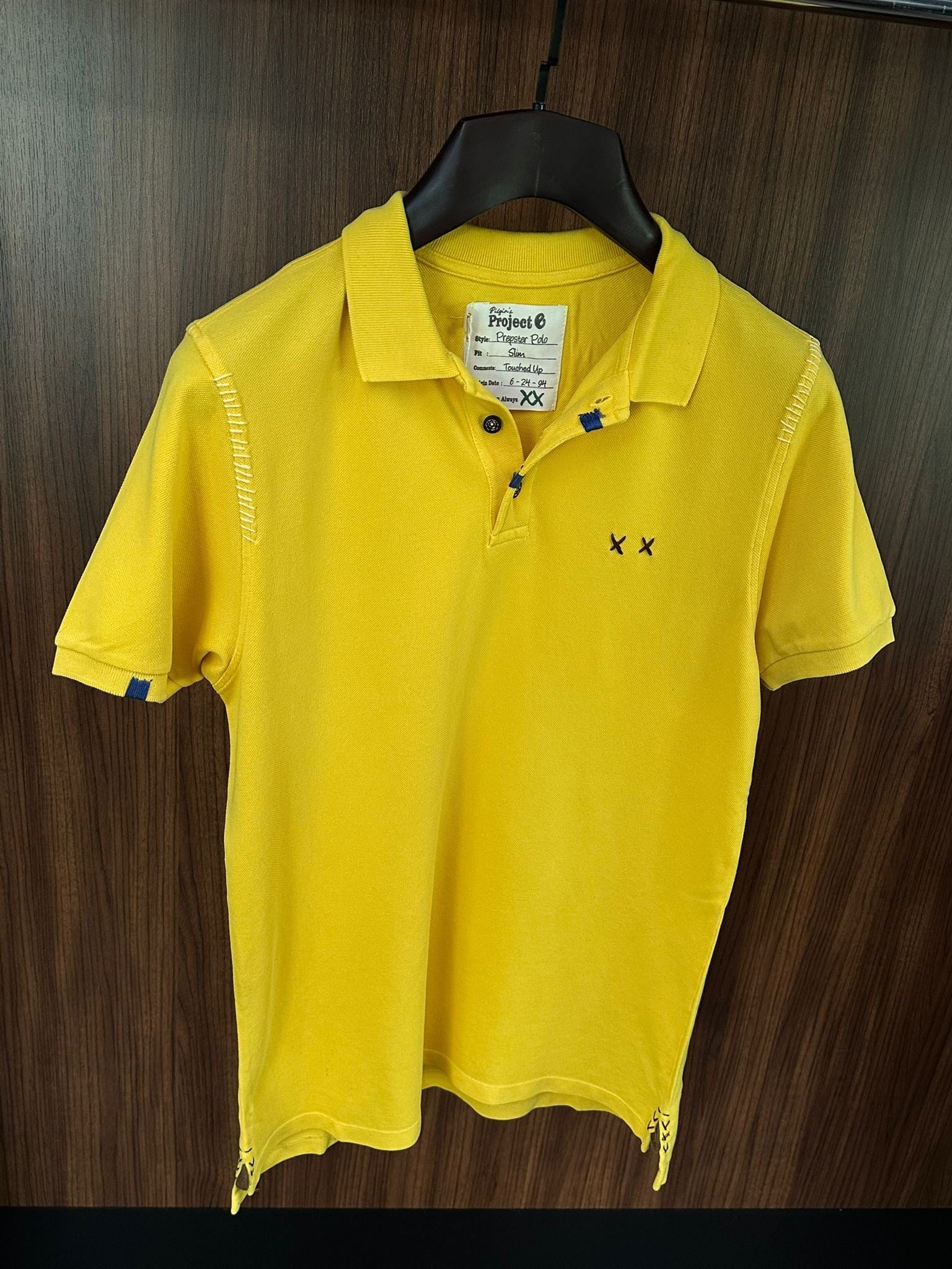 Nakış Logolu Tahta Düğmeli Yakalı T-Shirt