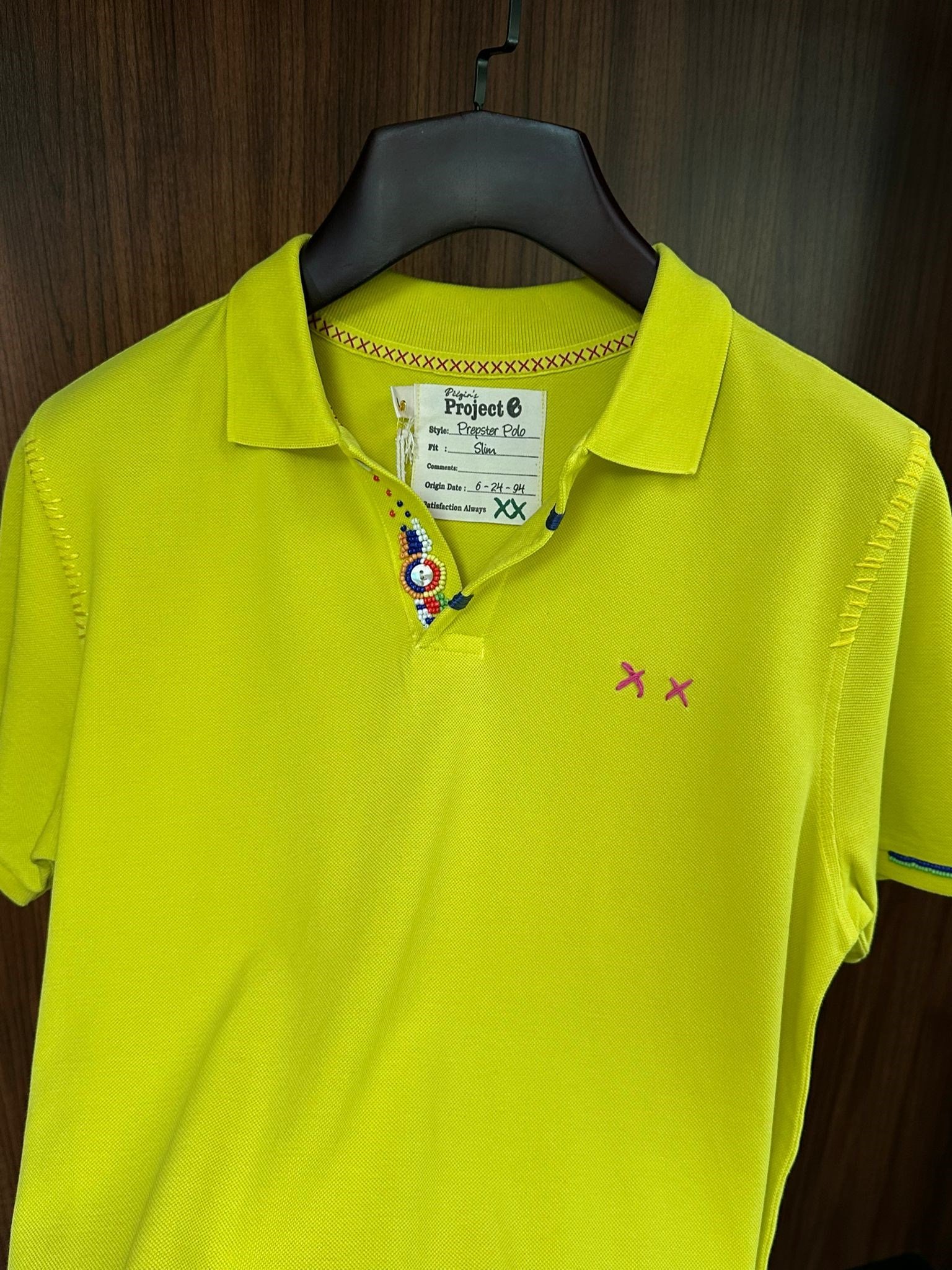 Nakış Logolu Yaka Boncuk Detaylı T-Shirt