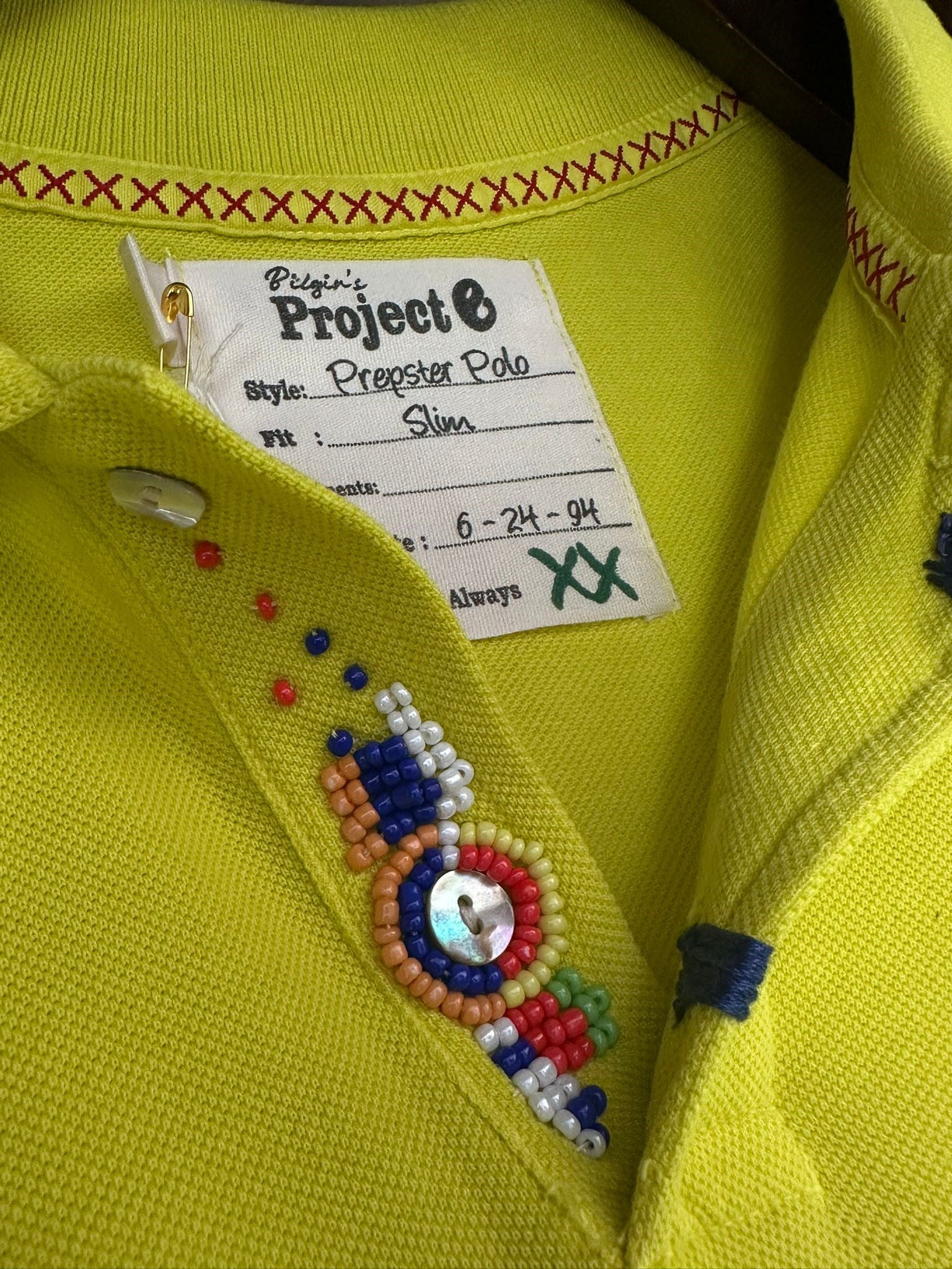 Nakış Logolu Yaka Boncuk Detaylı T-Shirt