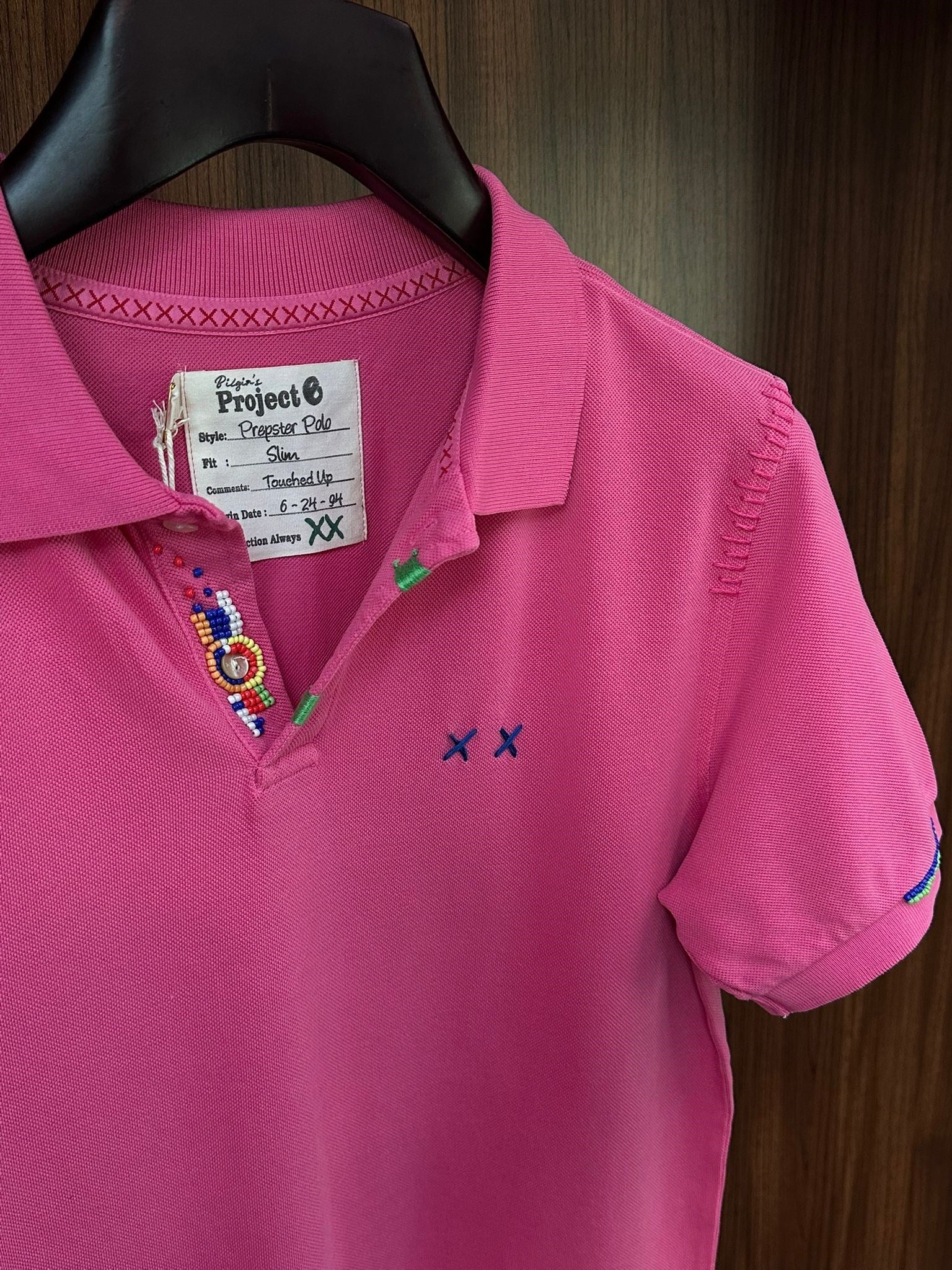 Nakış Logolu Yaka Boncuk Detaylı T-Shirt