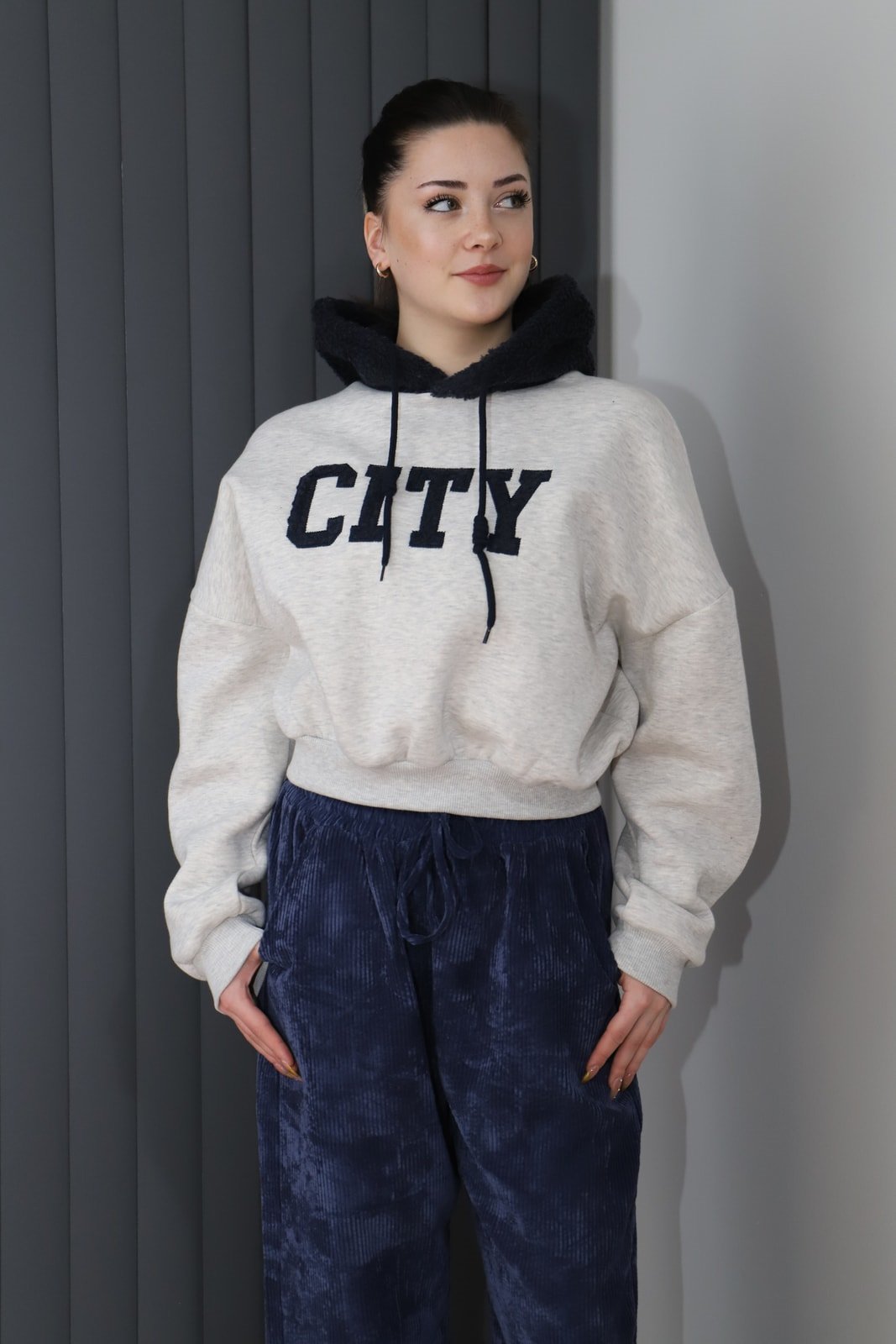 pelus-kapusonlu-nakisli-sweatshirt-gri-54ee85.jpg