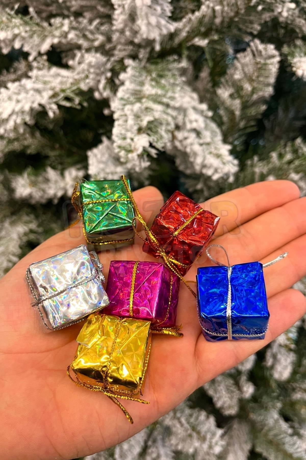 12li Hediye Paketi Yılbaşı Yeni Yıl Çam Ağacı Süsü Karışık Renkli Hediye Kutusu Süsleri 2.5 Cm