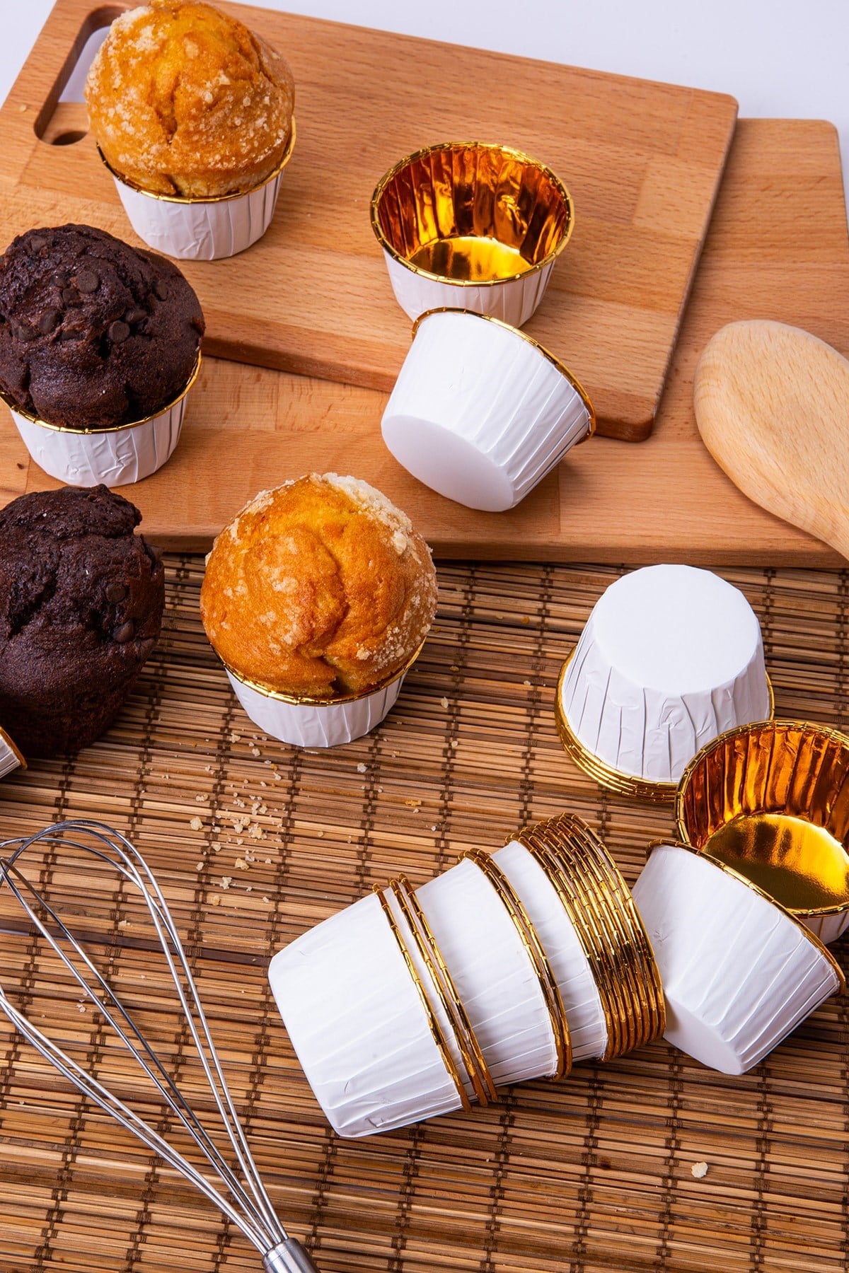 Beyaz Parlak Karton 25li Kek Kalıbı Kenarı Gold Kaplama Fırında Dağılmayan 6.5x4 Cm Muffin Cupcake