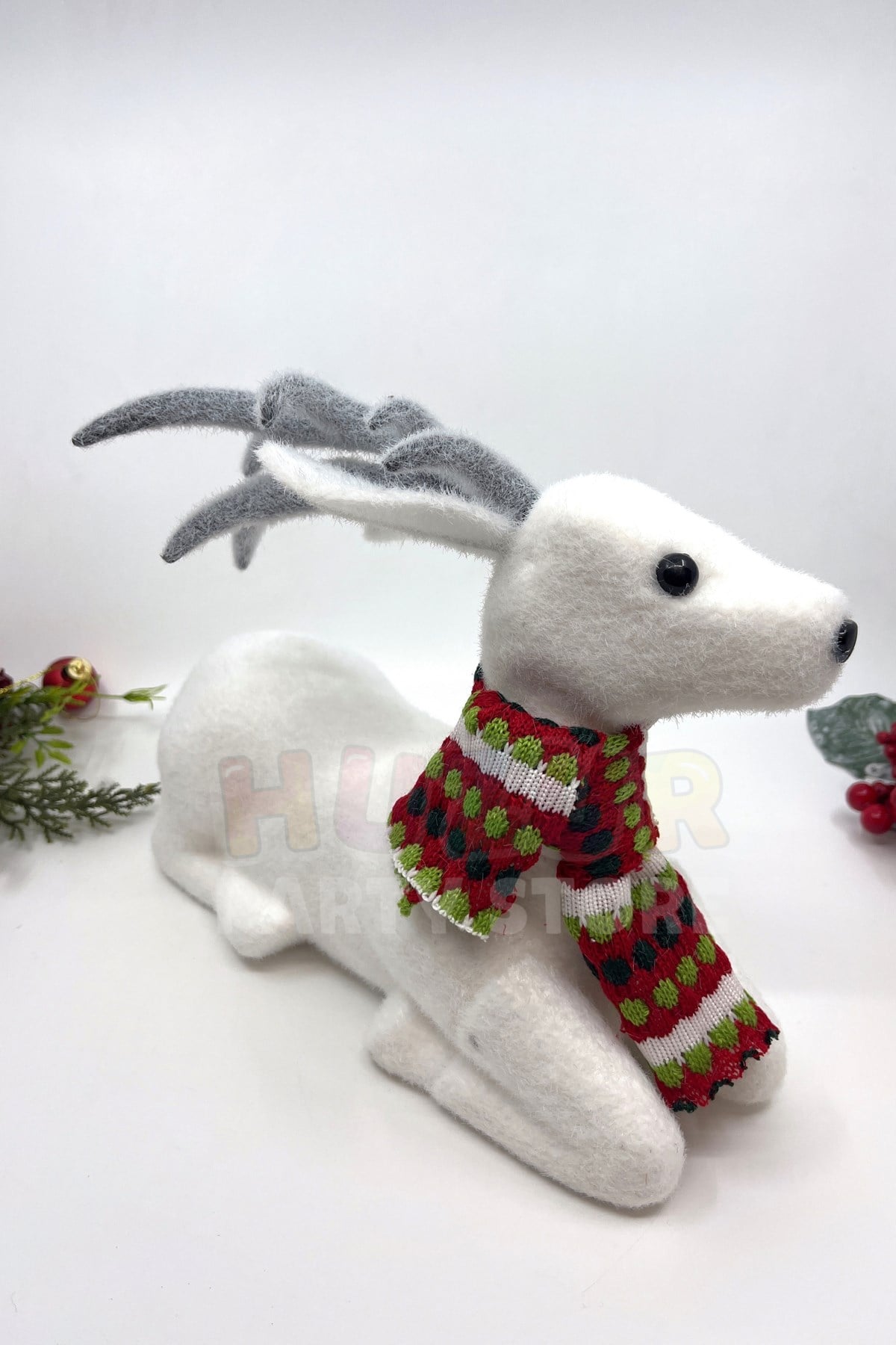 Beyaz Renkli Büyük Oturan Geyik 30x22 Cm Yılbaşı Yeni Yıl Dekoru Süet Tipi Atkı Kaşkol Detaylı