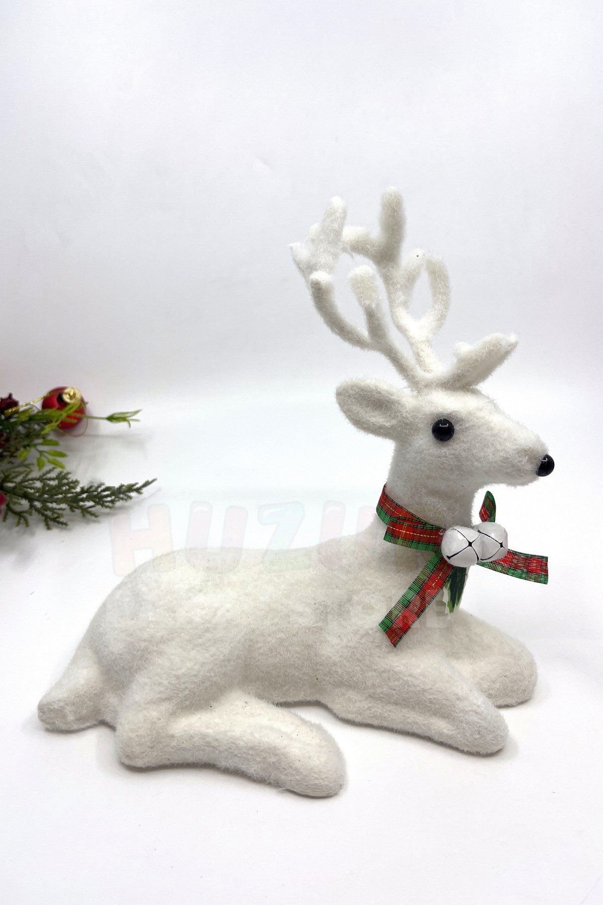 Beyaz Renkli Oturan Geyik Süet Tipi 20x20 Cm Kurdele Çan Detaylı Yılbaşı Yeni Yıl Süsü Dekoru