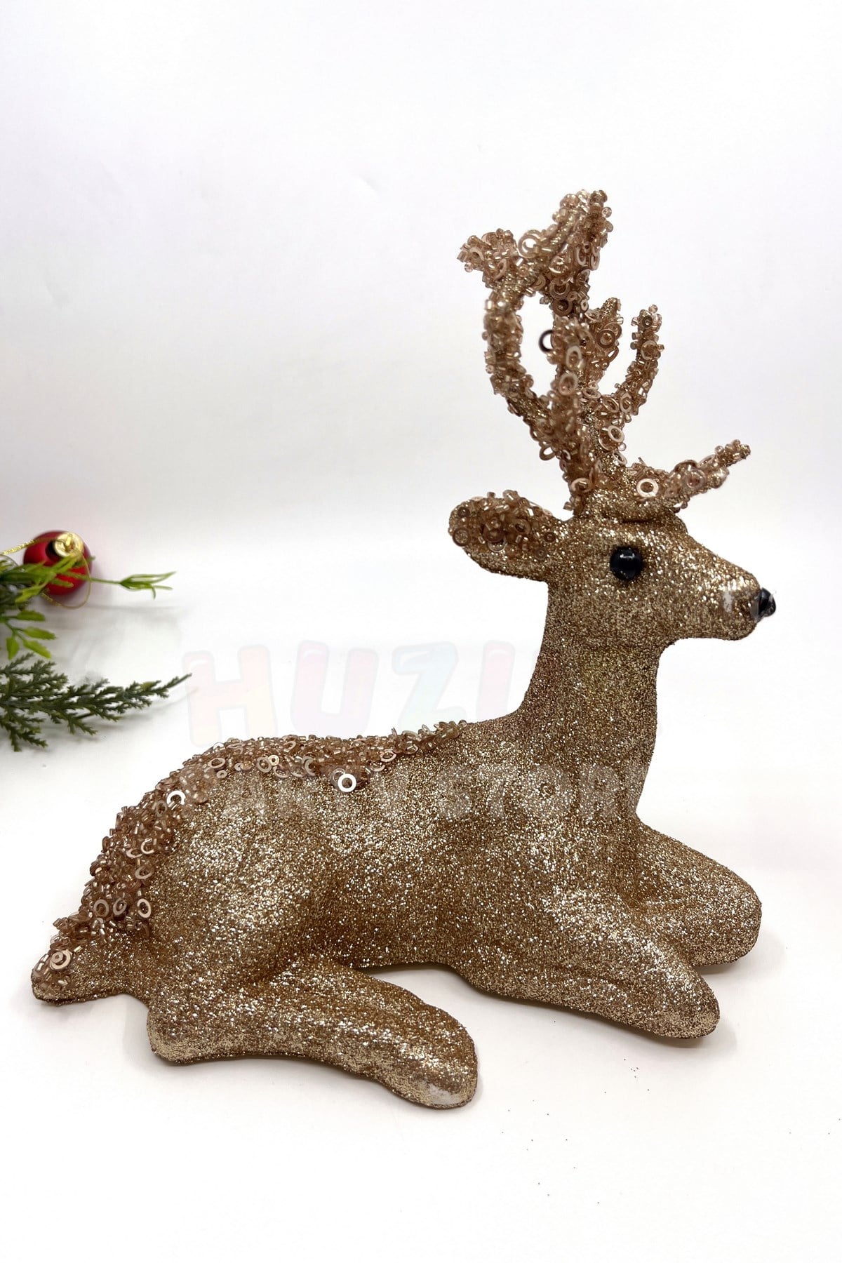 Gold Renkli Oturan Zarif Geyik Simli 20x20 Cm Sırtı Boynuzu Pul Detaylı Yeni Yıl Yılbaşı Süsü Dekoru
