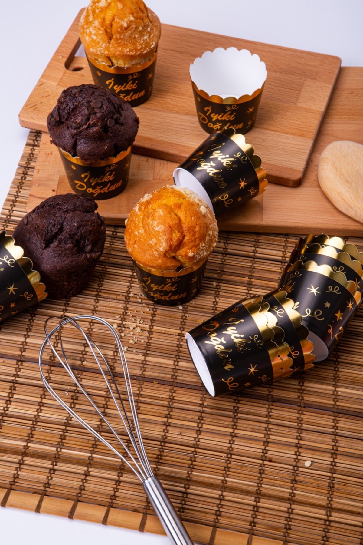 Gold Yaldızlı Siyah 12li Kek Kalıbı Iyiki Doğdun Yazılı Fırında Dağılmayan 6.5x5 Cm Muffin Cupcake