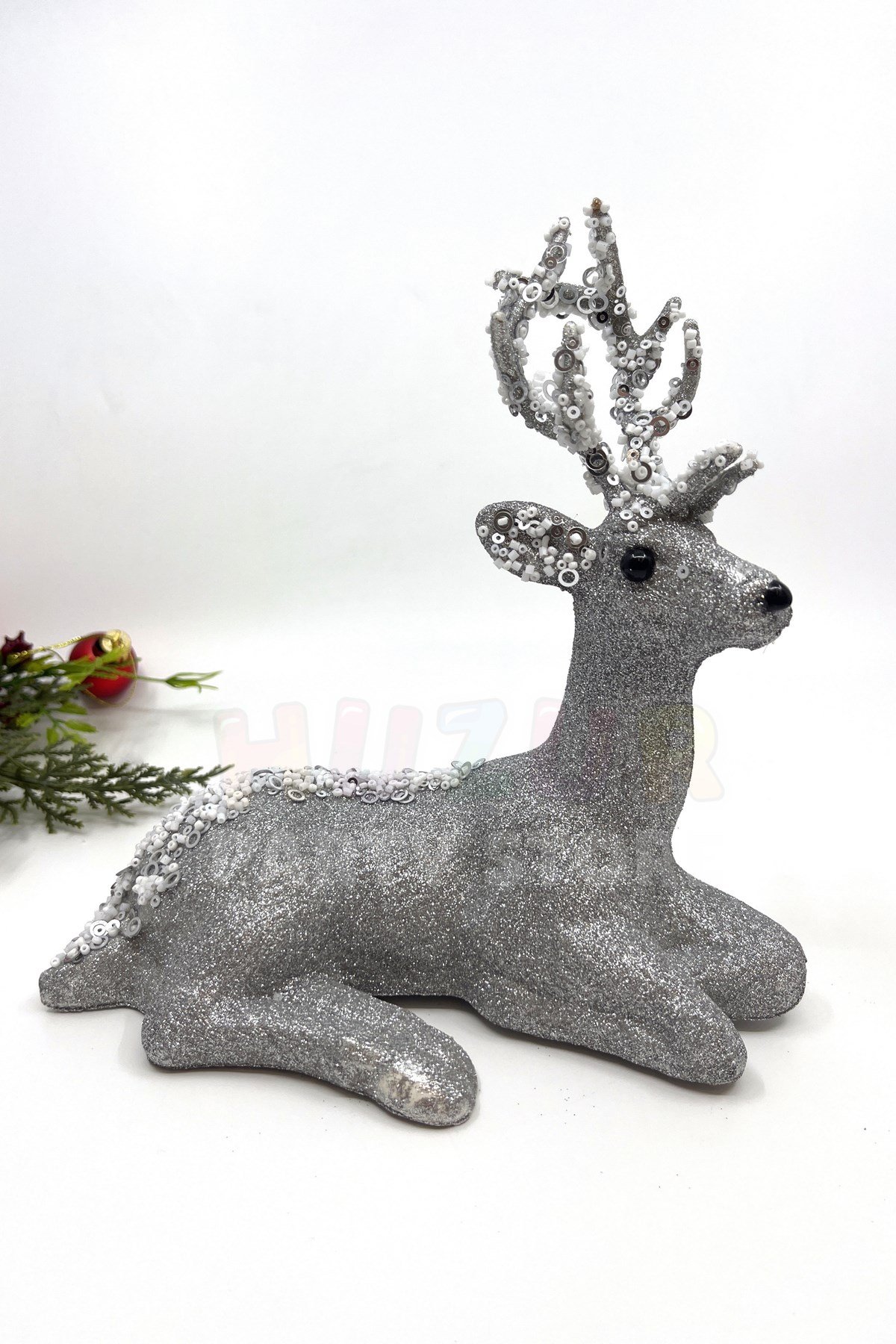 Gümüş Renkli Oturan Zarif Geyik Simli 20x20 Cm Sırtı Boynuzu Pul Detaylı Yeni Yıl Yılbaşı Süsü Dekor
