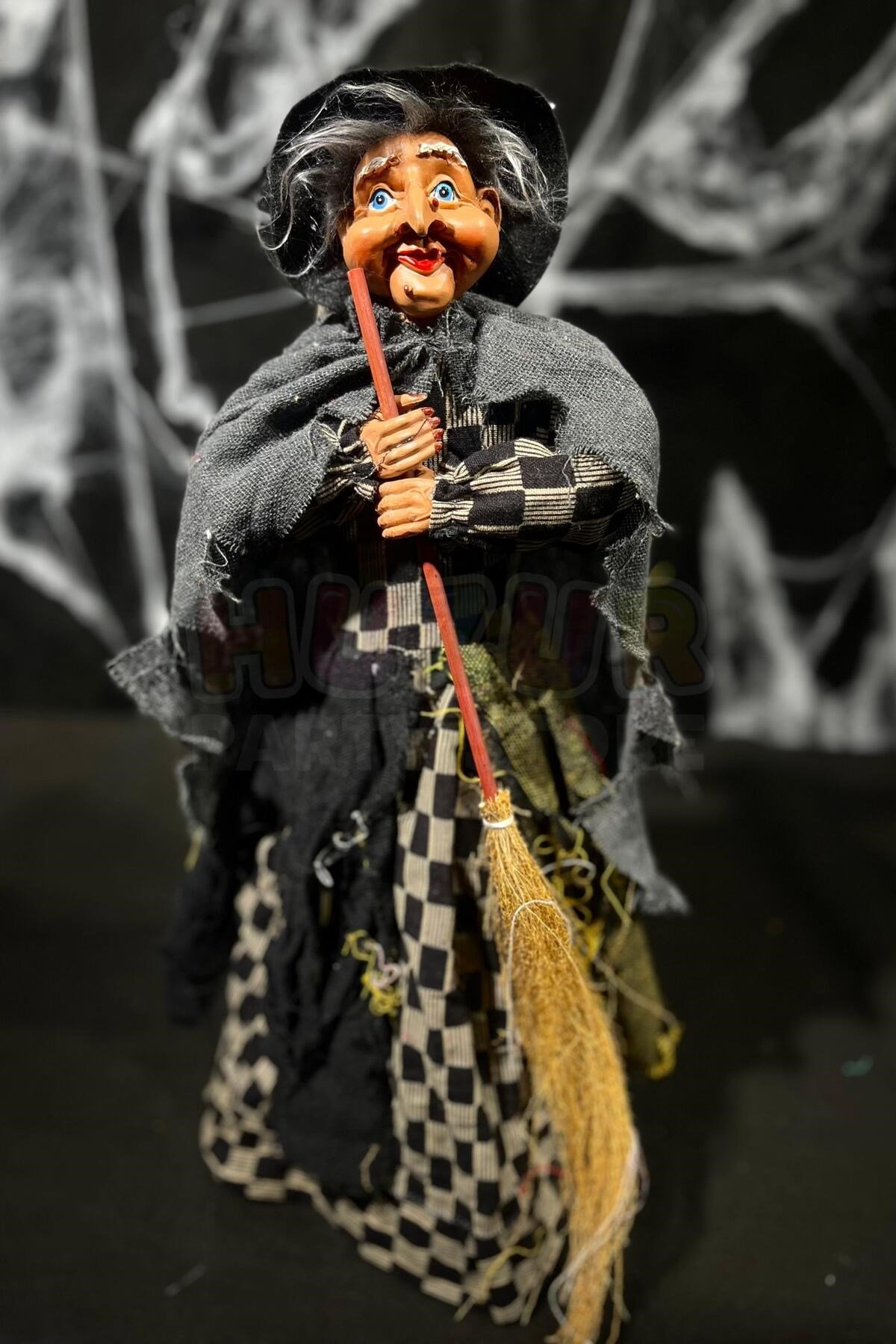 Halloween Partisi Cadı 55 Cm Siyah Damalı Özel Dokuma Kıyafetli Süpürgeli Cadılar Bayramı Dekoru