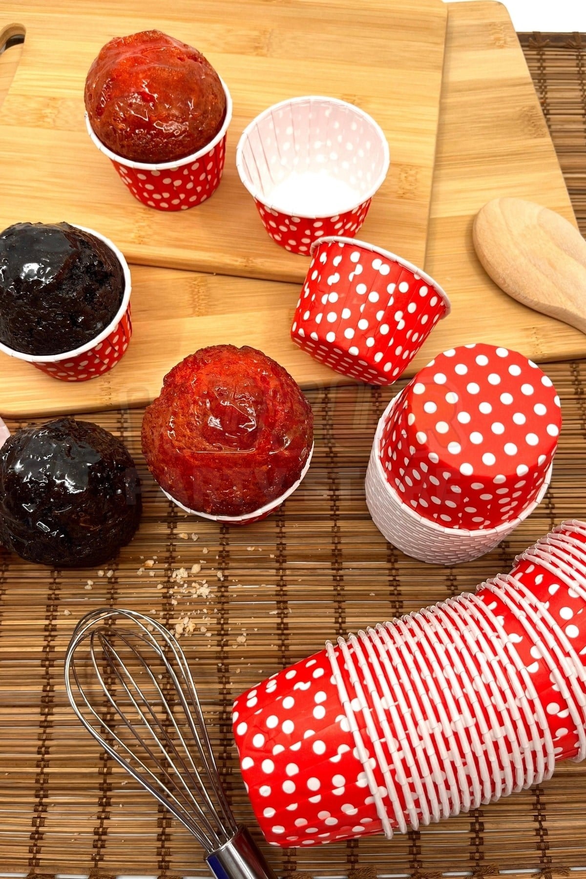 Kırmızı Puantiyeli 50li Kek Kalıbı Fırında Dağılmayan Puanlı 6.5x4 Cm Sert Karton Muffin Cupcake