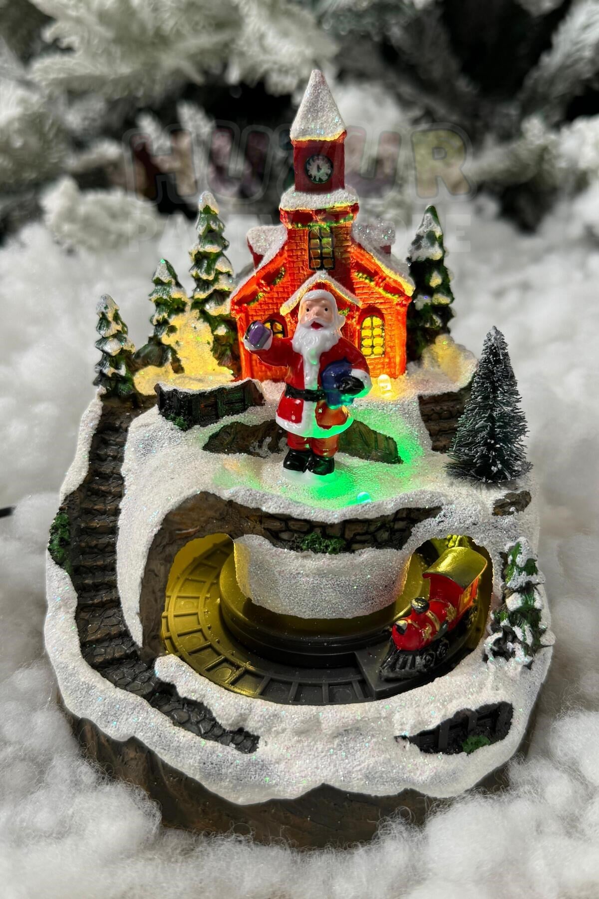 Kış Temalı Müzikli Işıklı Trenli Hareketli Noel Babalı 15x12 Cm Yılbaşı Yeni Yıl Dekoru Şehir Süsü