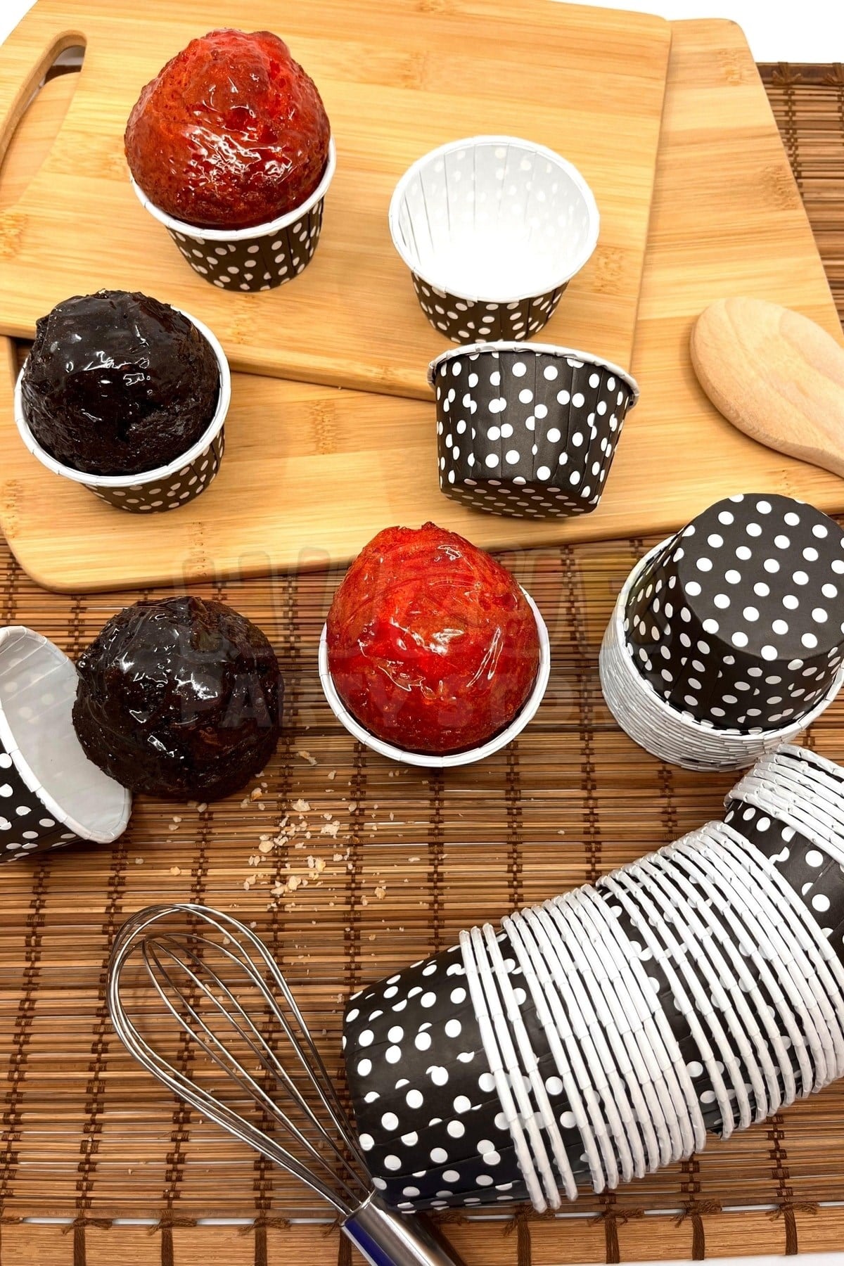 Siyah Puantiyeli 50li Kek Kalıbı Fırında Dağılmayan Puanlı 6.5x4 Cm Sert Karton Muffin Cupcake