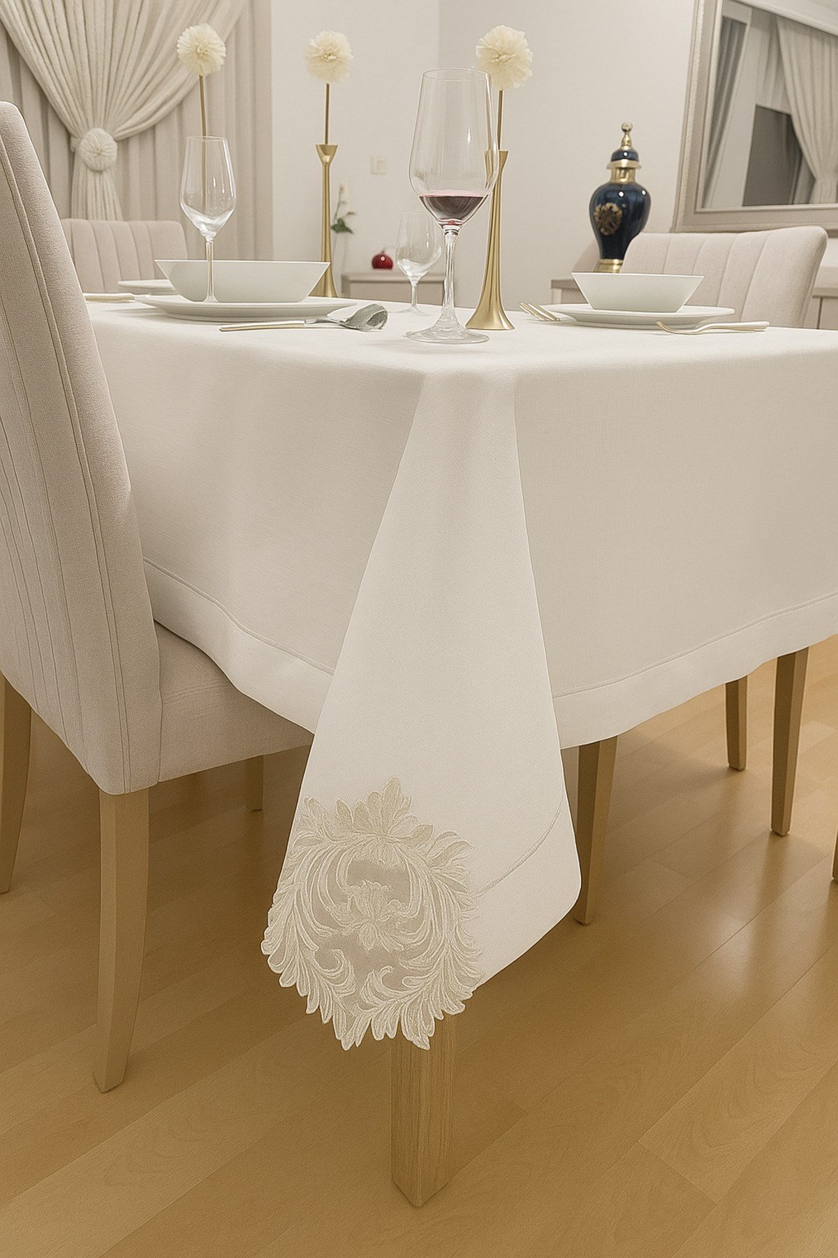 Fransız Dantel Detaylı Piko Sarma İşlemeli Dertsiz Salon Masa Örtüsü