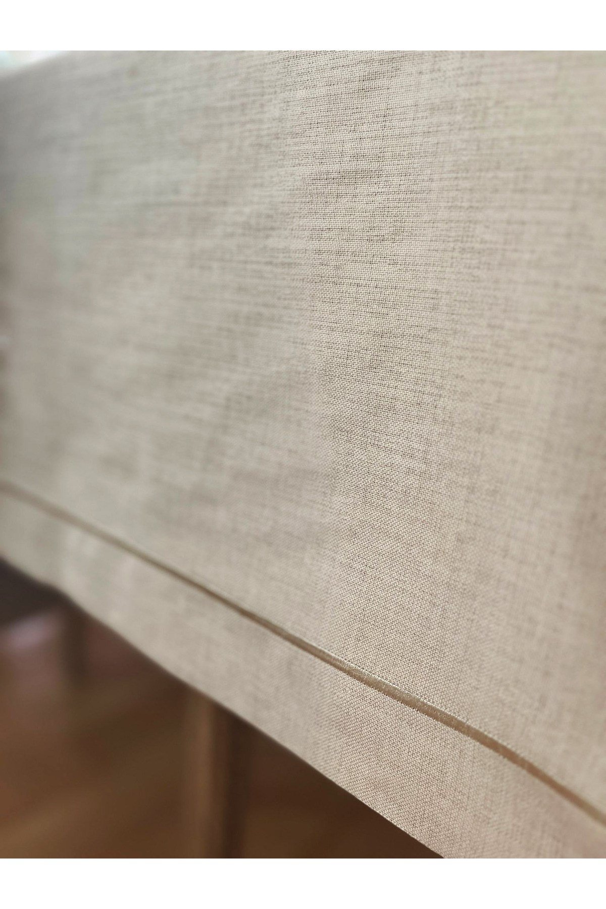 Piko Sarma Detaylı Polyester Keten Dertsiz Masa Örtüsü Kapuçino