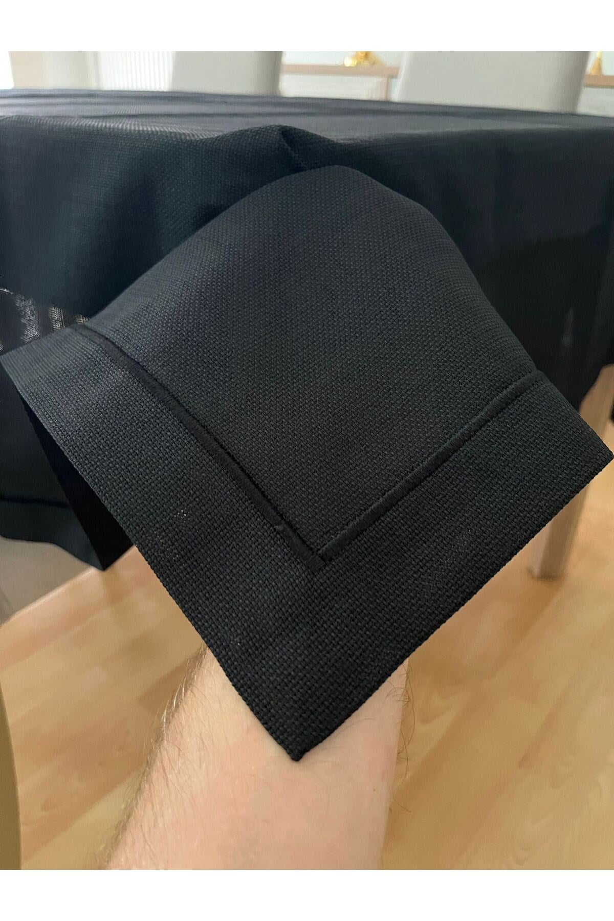 Piko Sarma Detaylı Polyester Keten Dertsiz Masa Örtüsü Siyah
