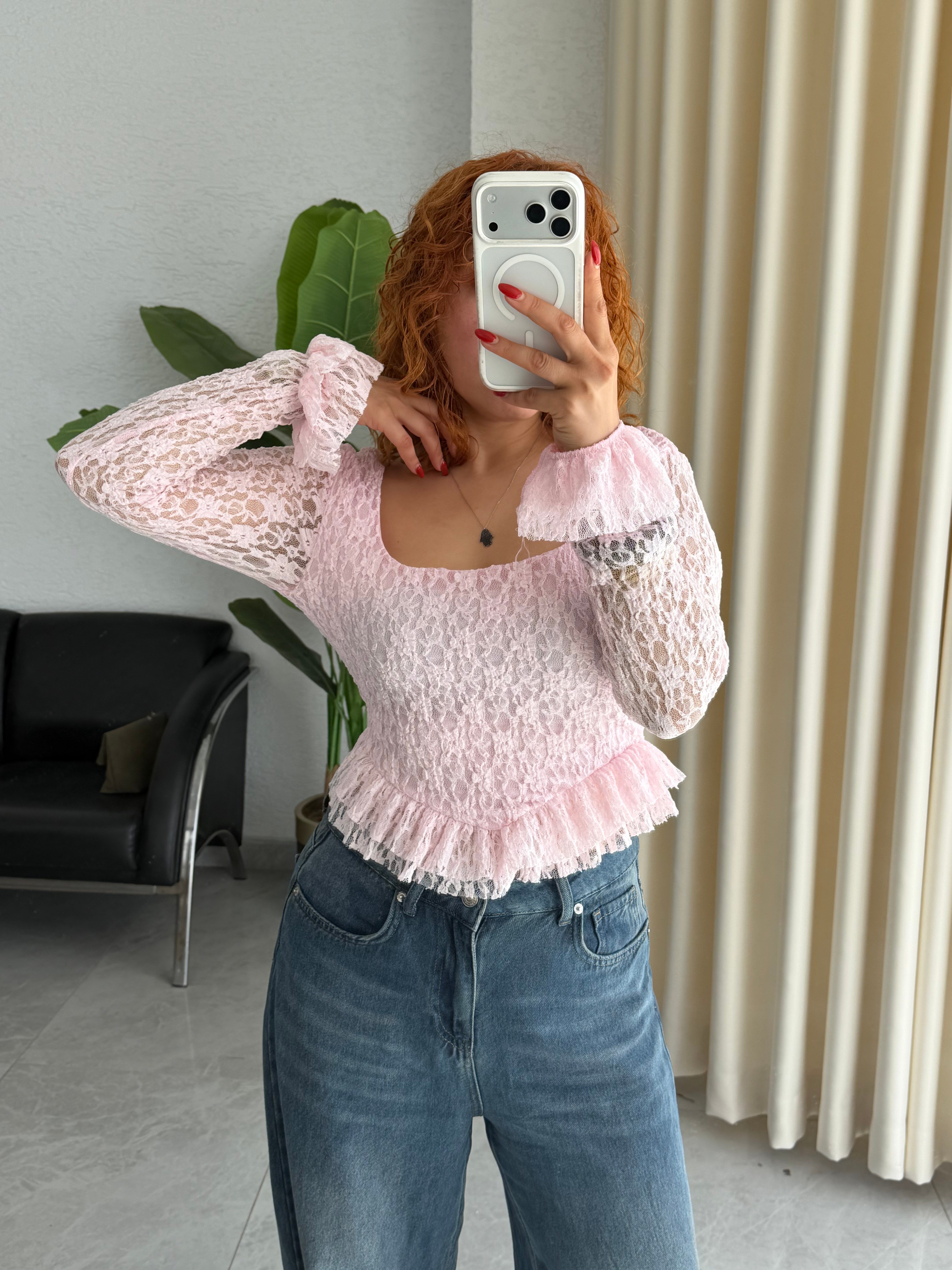 Pembe Kare Yaka Fırfır Detaylı Dantel Bluz