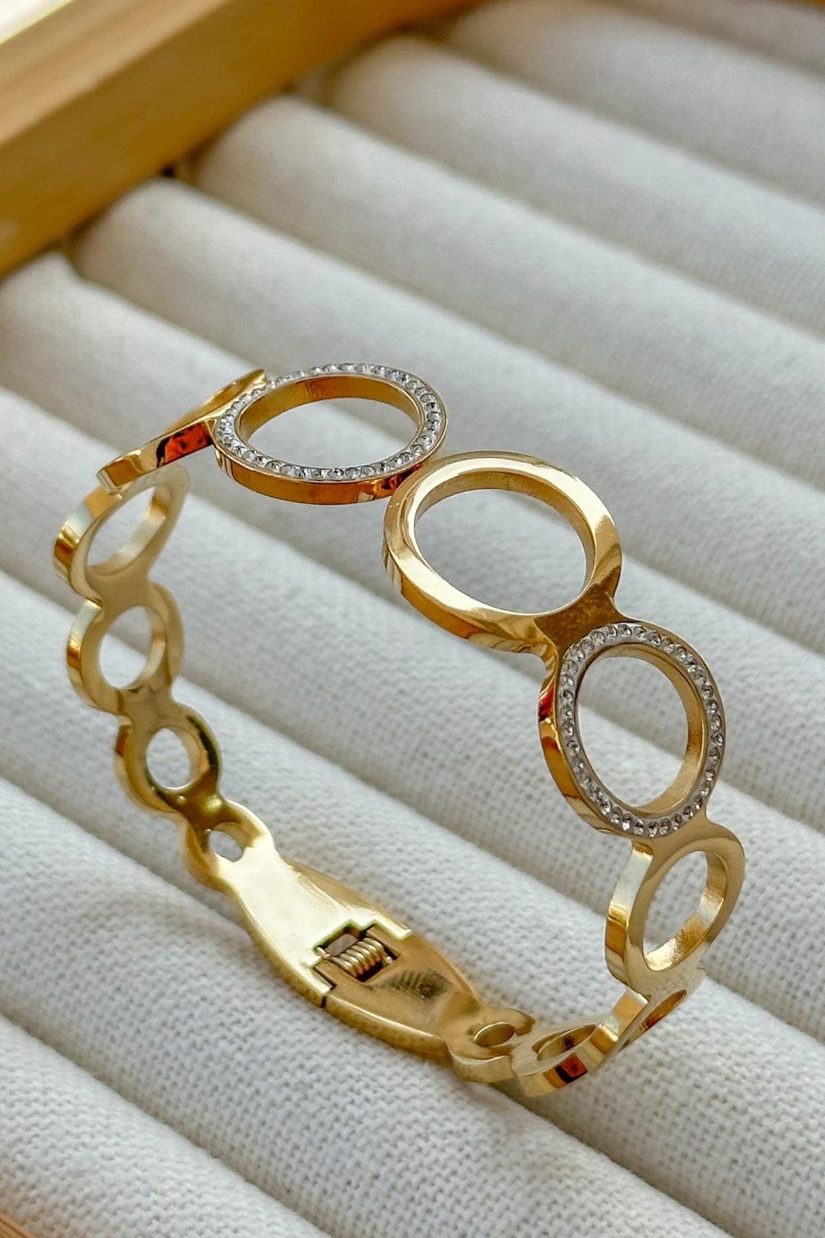 Gold Kelepçe Bileklik – Özel Tasarım Altın Renkli Bilezik