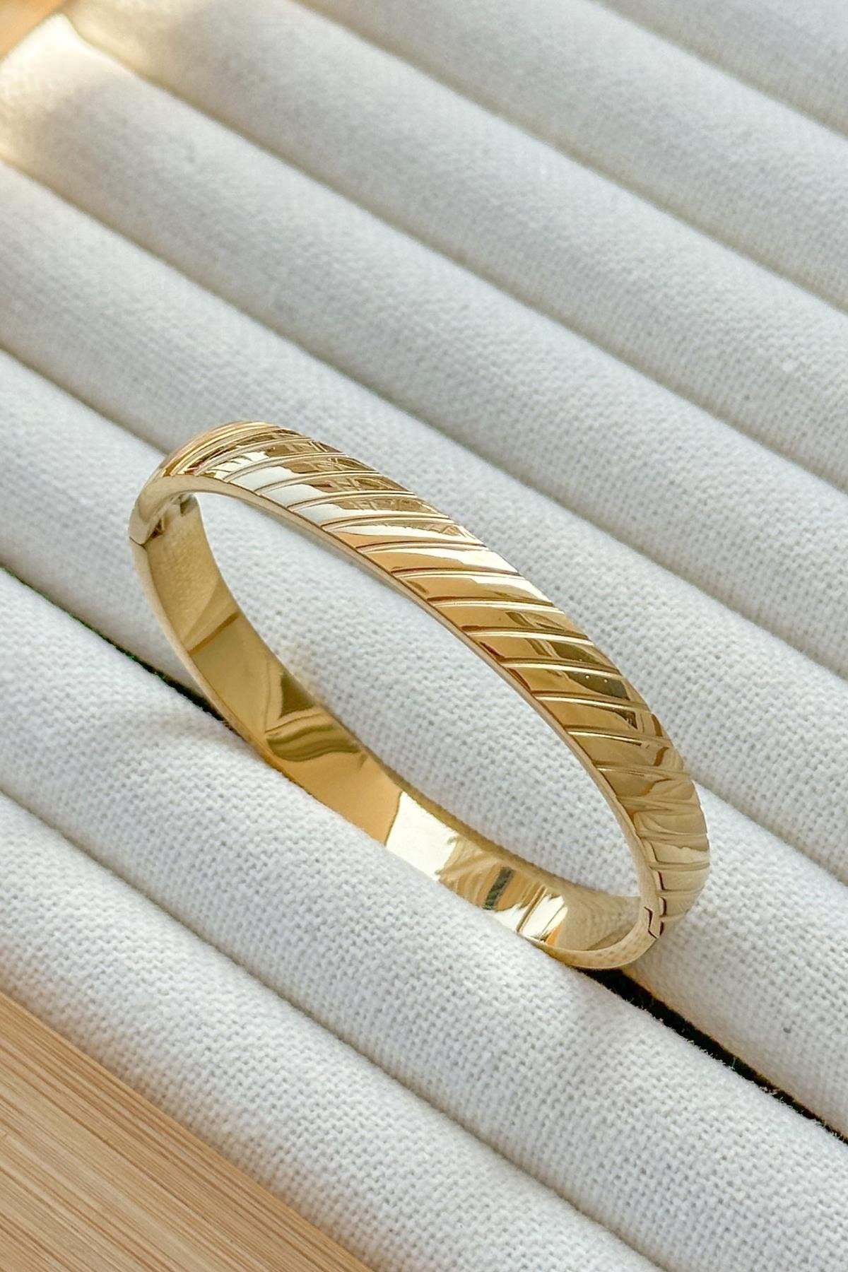 Gold Kelepçe Bileklik – Özel Tasarım Altın Renkli Bilezik