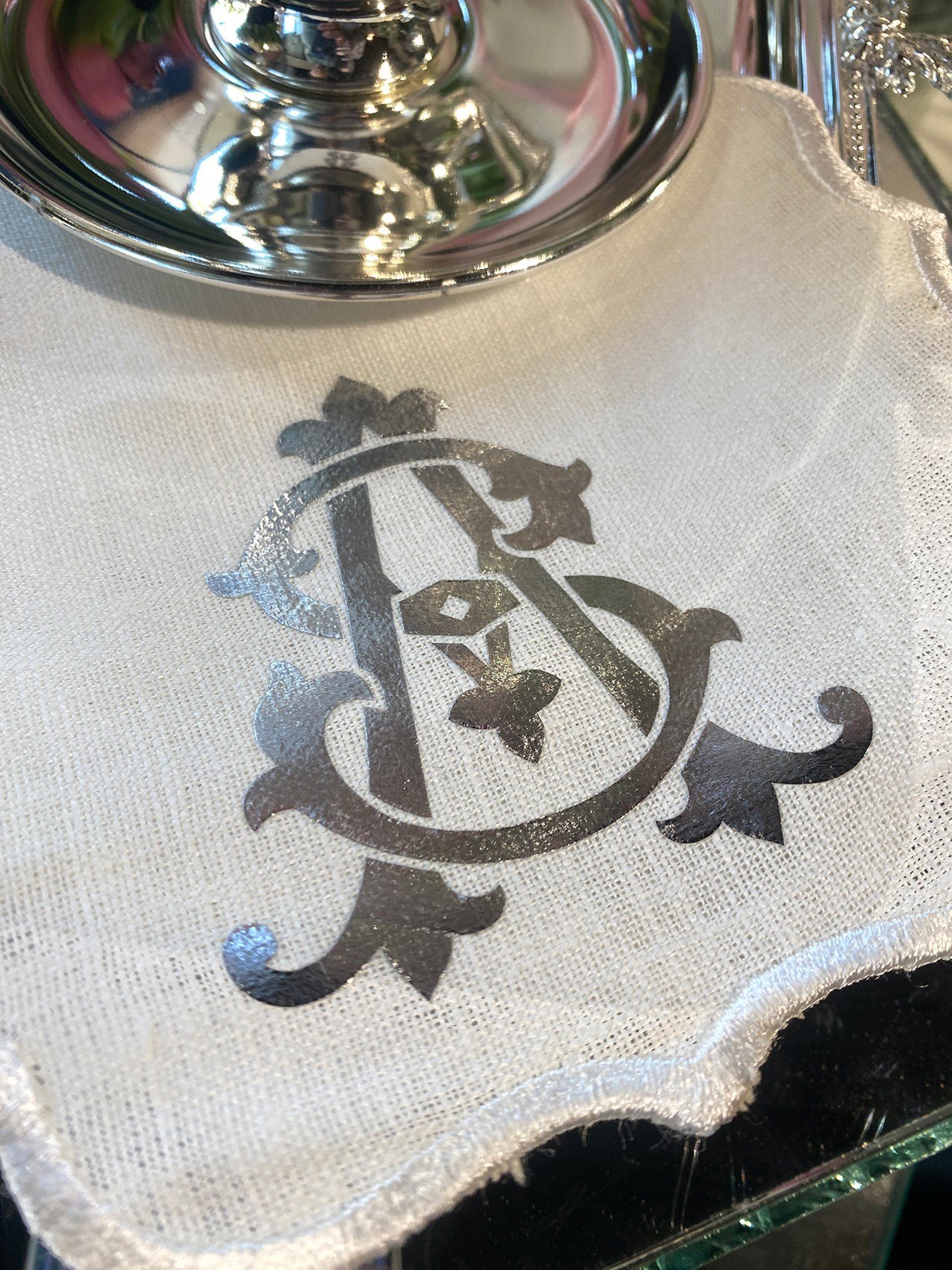 Kişiye Özel MONOGRAM Gümüş Harf Baskılı Keten Damat Kahvesi Mendili Peçetesi