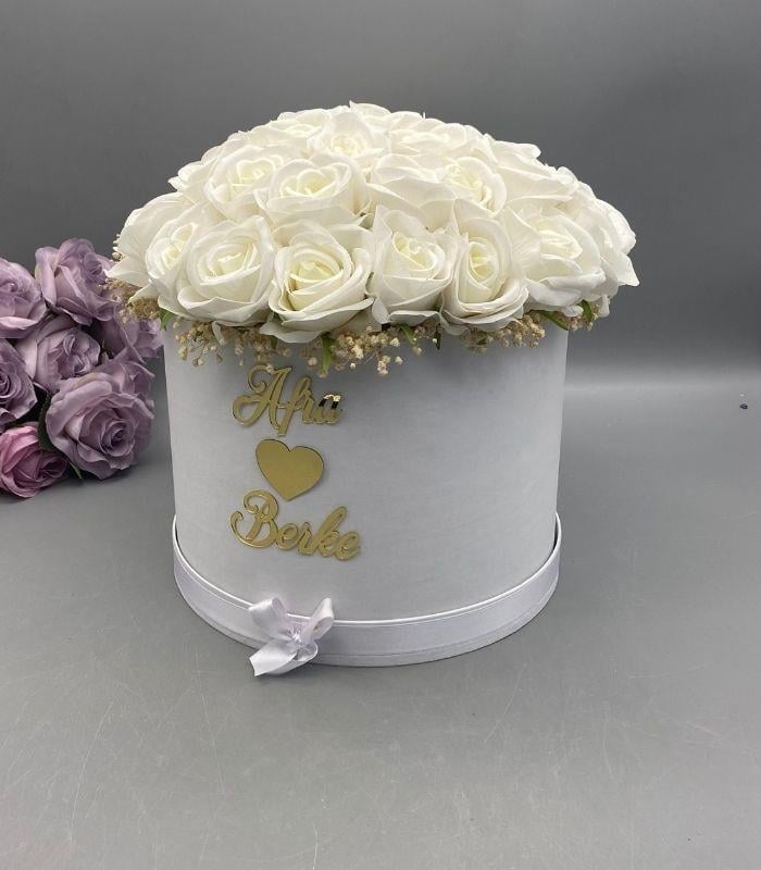 sevgiliye çiçek beyaz gül kutu