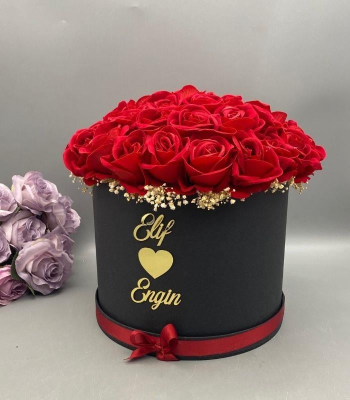 sevgiliye çiçek kırmızı gül siyah kutu