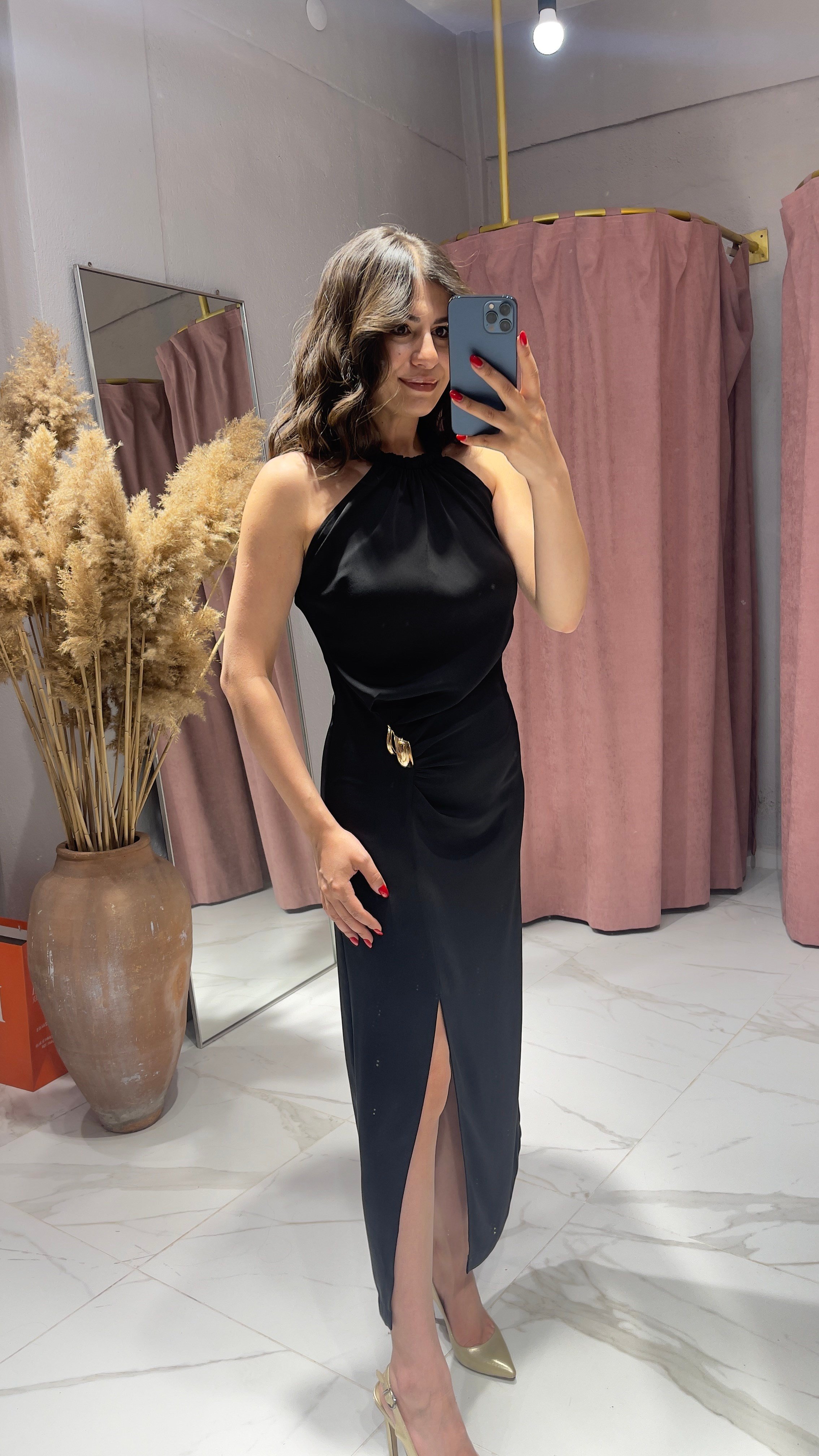 HALTER YAKA GOLD TOKALI DRAPELİ ELBİSE-SİYAH