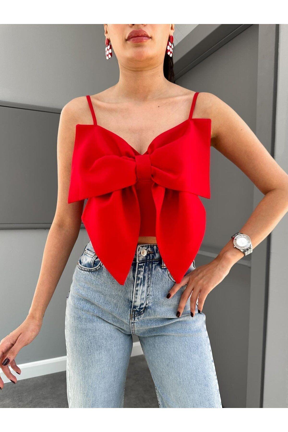  Özel Tasarım Fiyonk Detaylı Askılı Kırmızı Crop Bluz