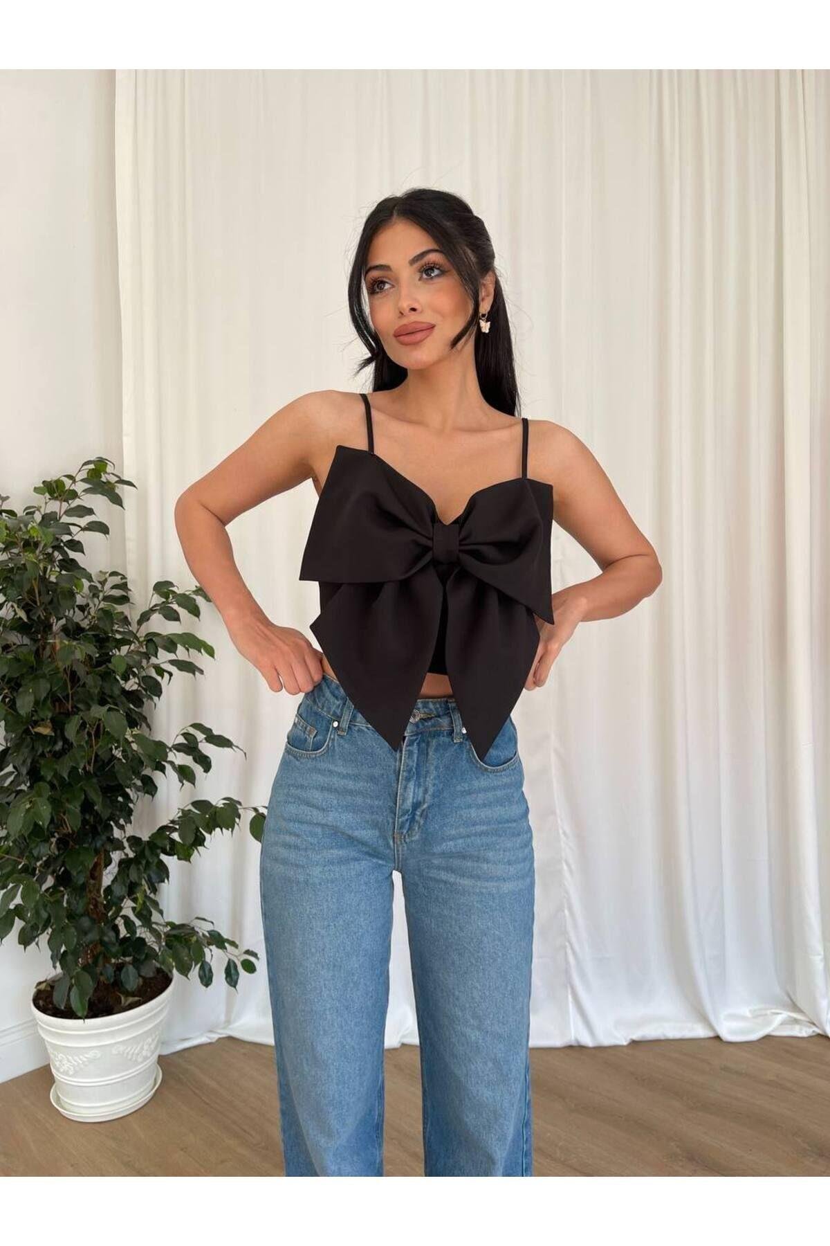  Özel Tasarım Fiyonk Detaylı Askılı Siyah Crop Bluz