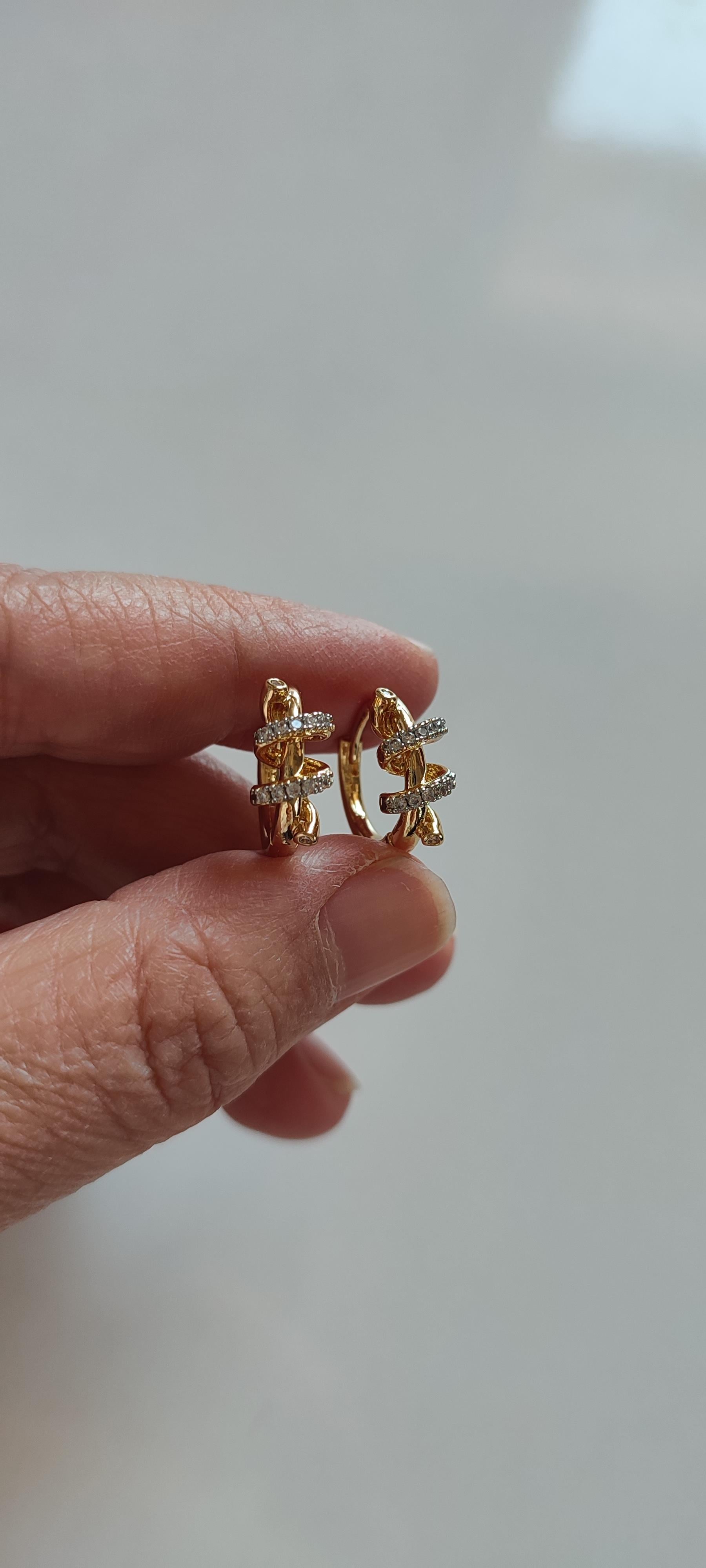 ÇELİK 14 K RENGİNDE ÜZERİ SARMAL TAŞLI HALKA KÜPE 