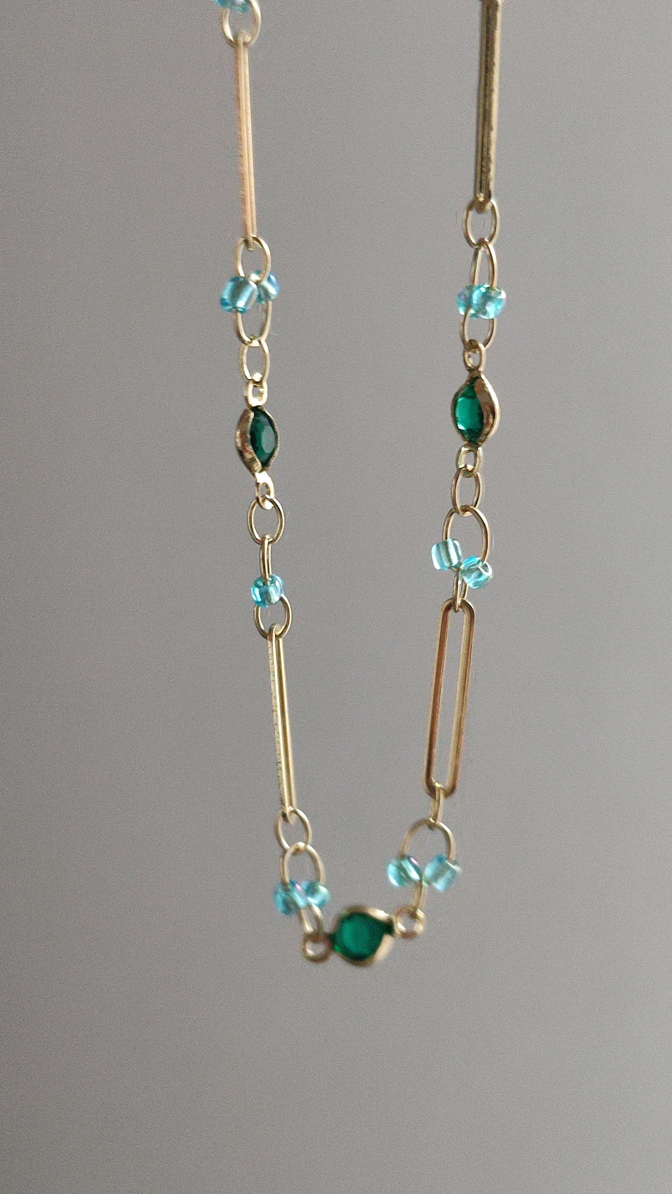 GOLD RENKLİ TAŞLI VE ATAÇ KOLYE (82 CM)