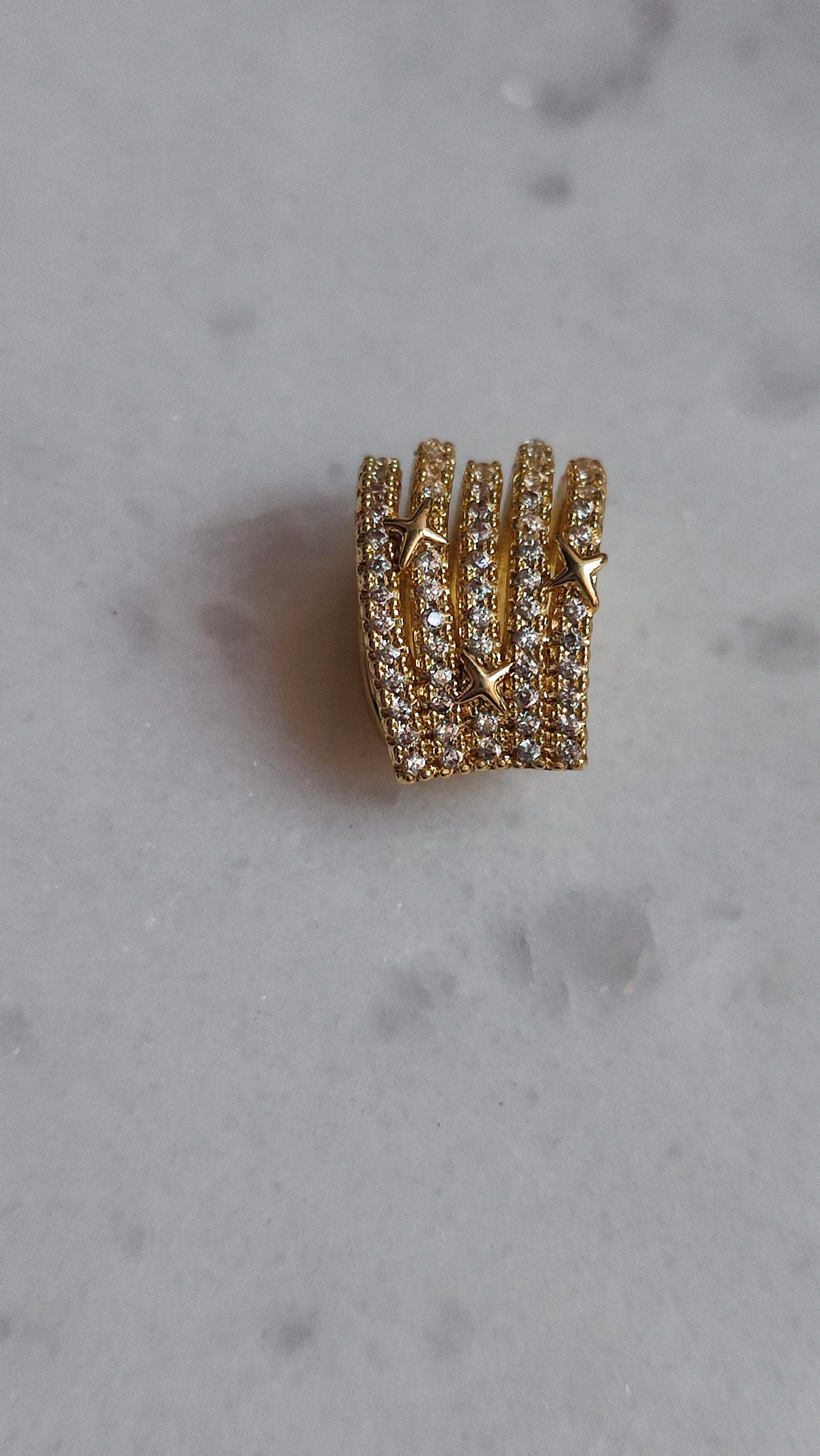 GOLD ÜZERİ TAŞLI VE YILDIZLI KIKIRDAK KÜPE 