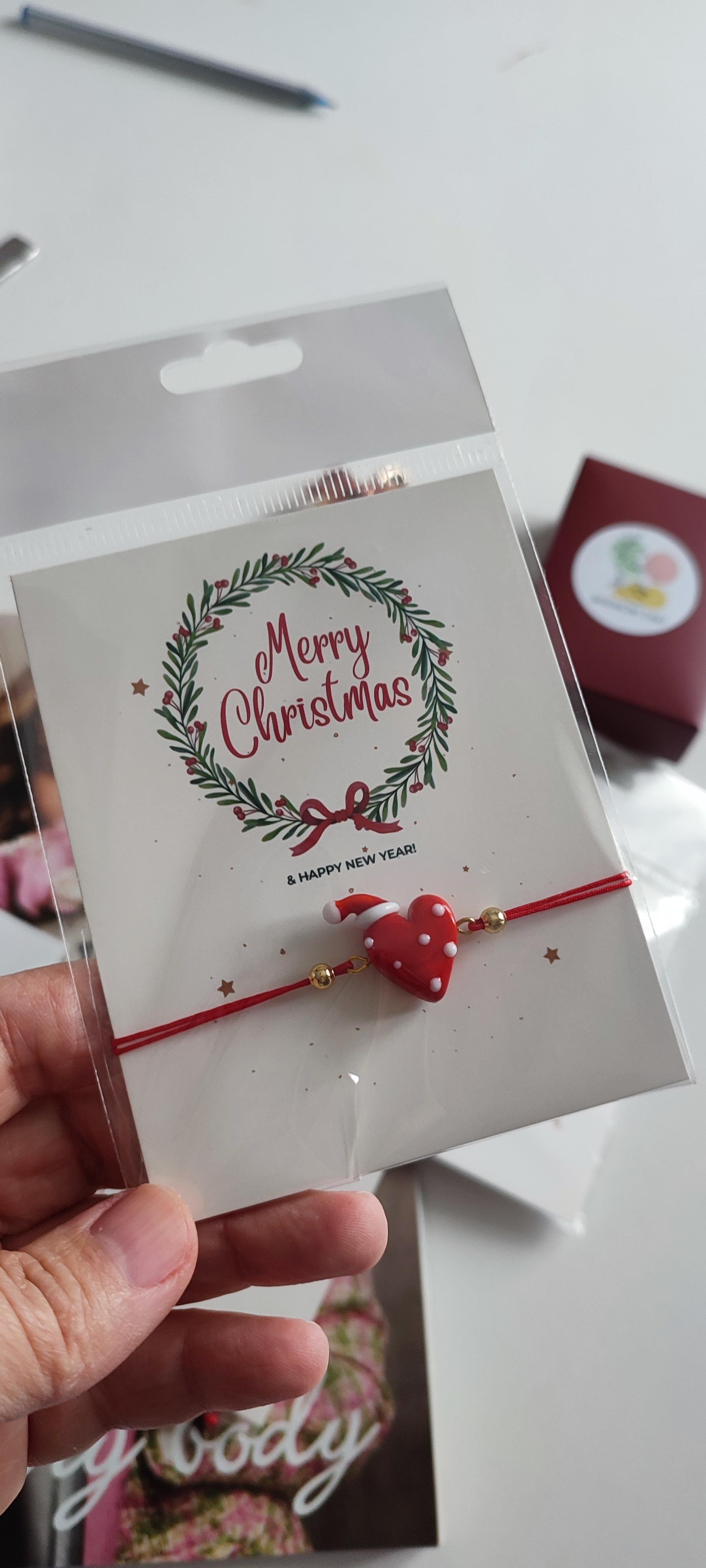 Kırmızı İpde Noel Şapkalı Kalp Bileklik 