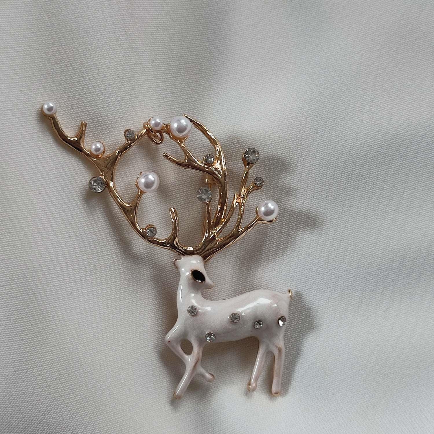 Krem Rengi Üzeri Taşlı ve İncili Geyik Broş 
