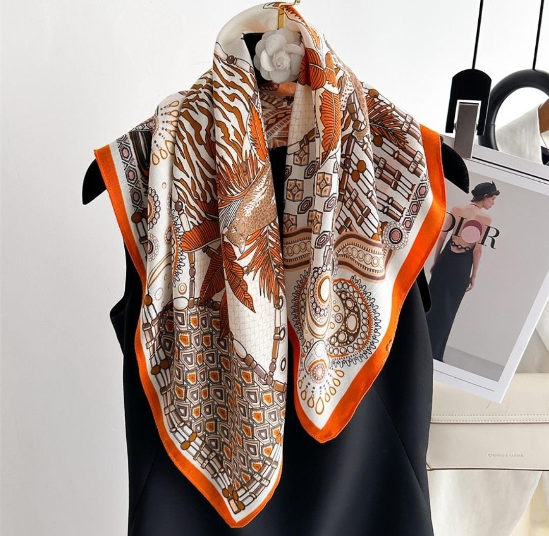 KREM &TURUNCU RENK DESENLİ FULAR(70*70) 