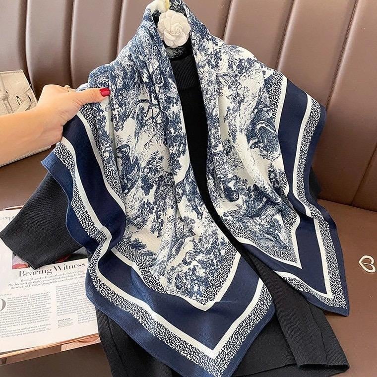 LACİVERT ÜZERİ DESENLİ FULAR (90*90)