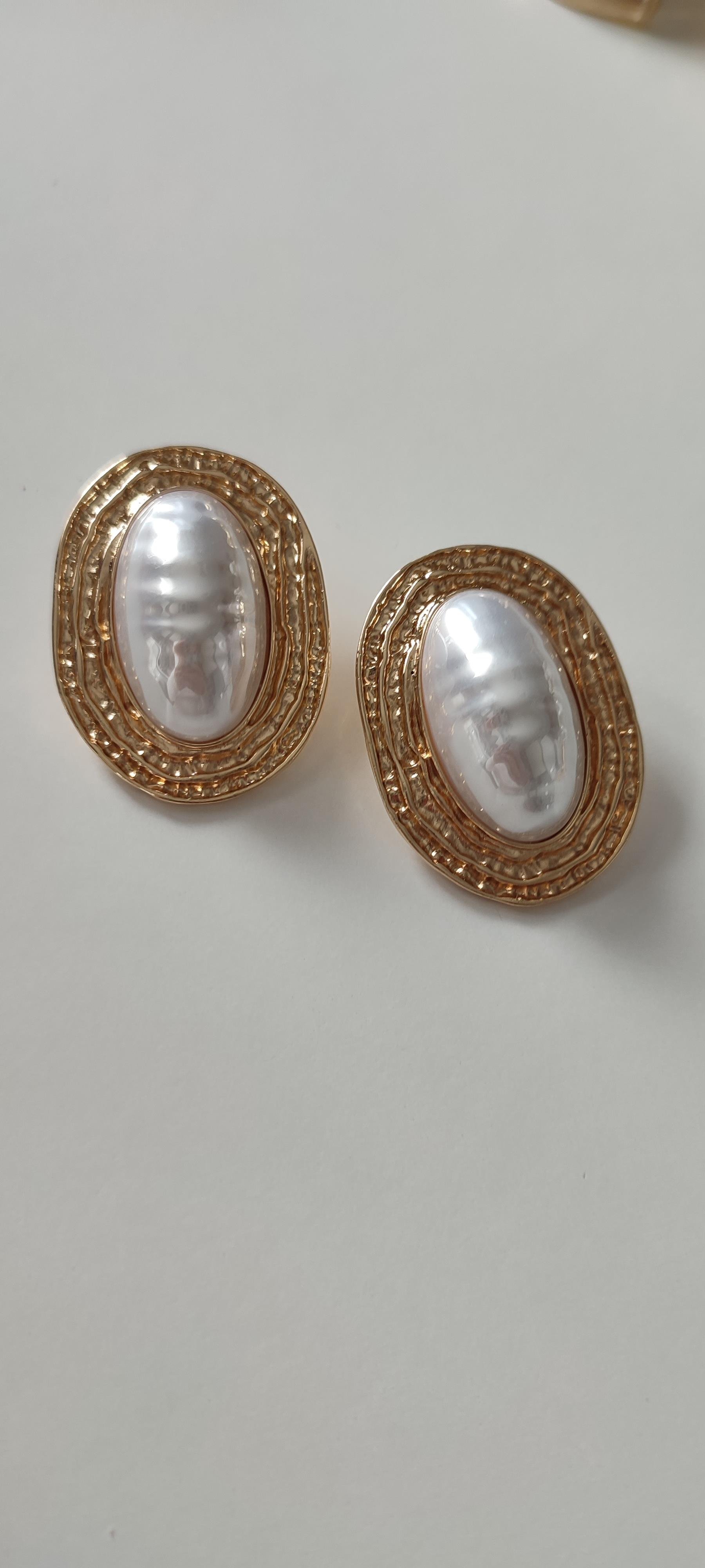OVAL İNCİLİ GOLD DETAYLI KÜPE 