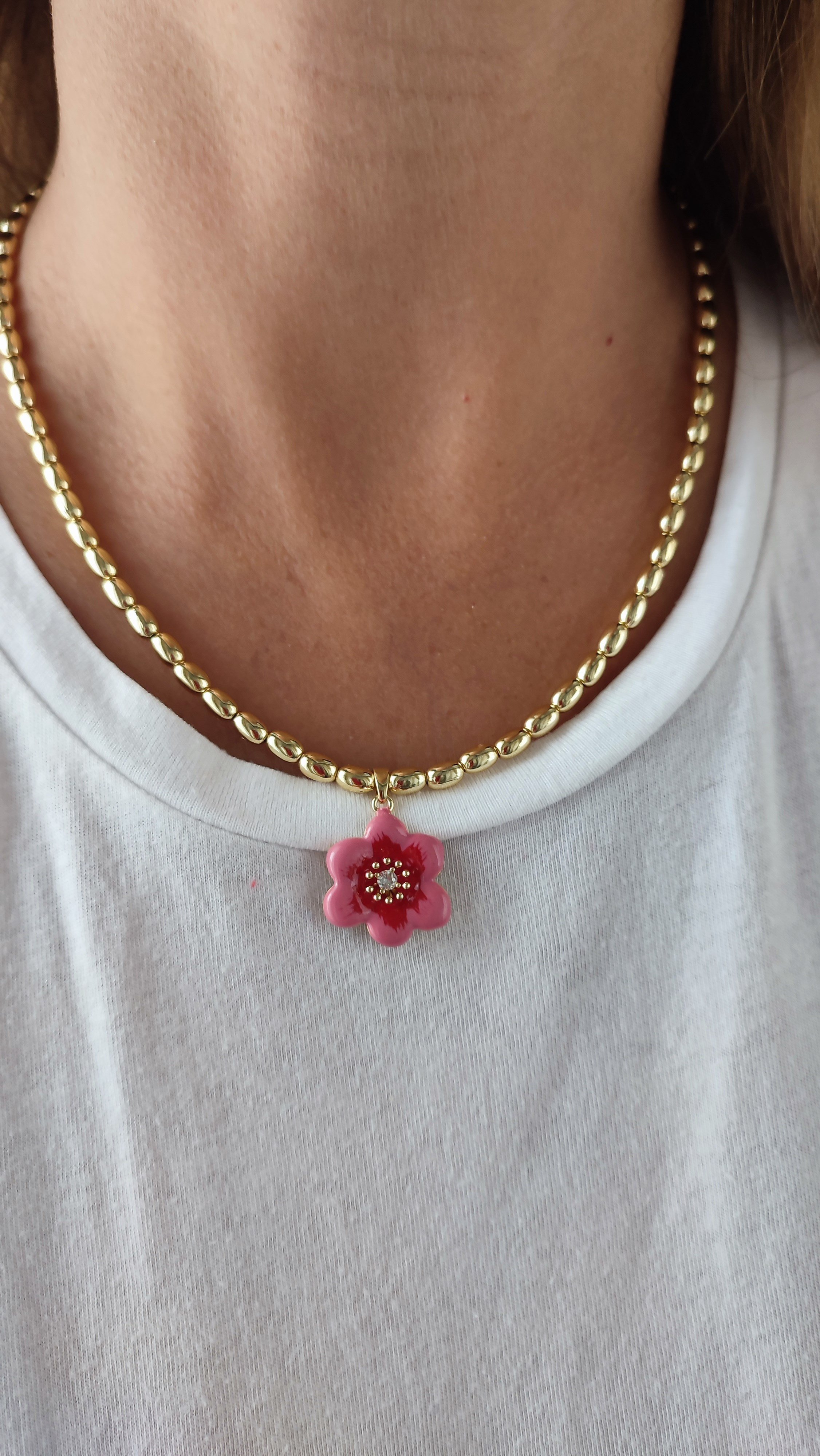 PEMBE ÇİÇEKLİ GOLD BONCUK KOLYE (48 CM)