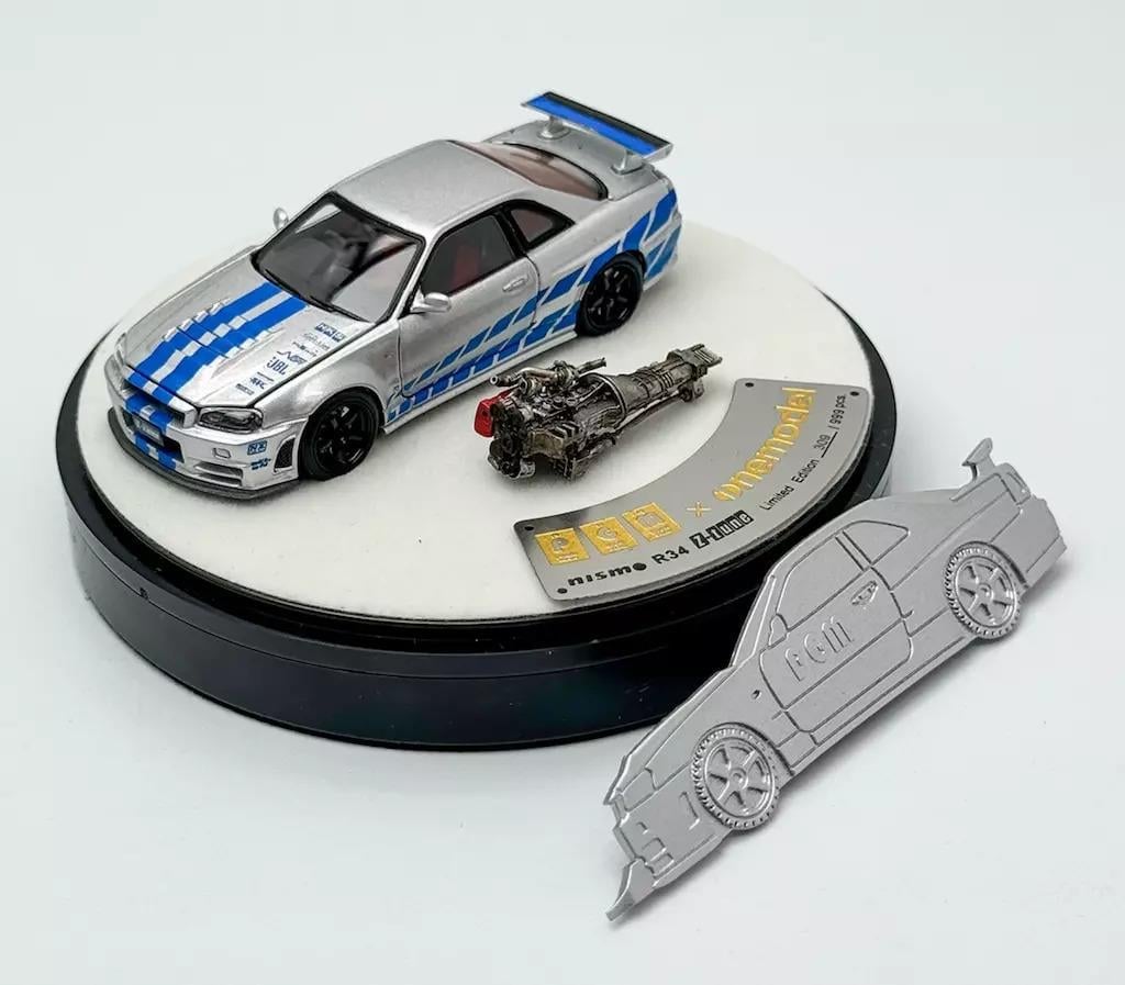 1/64 Nissan Skyline GT-R R34 Z-Tune Silver w/ Blue Strip Luxury Round Stand Ver