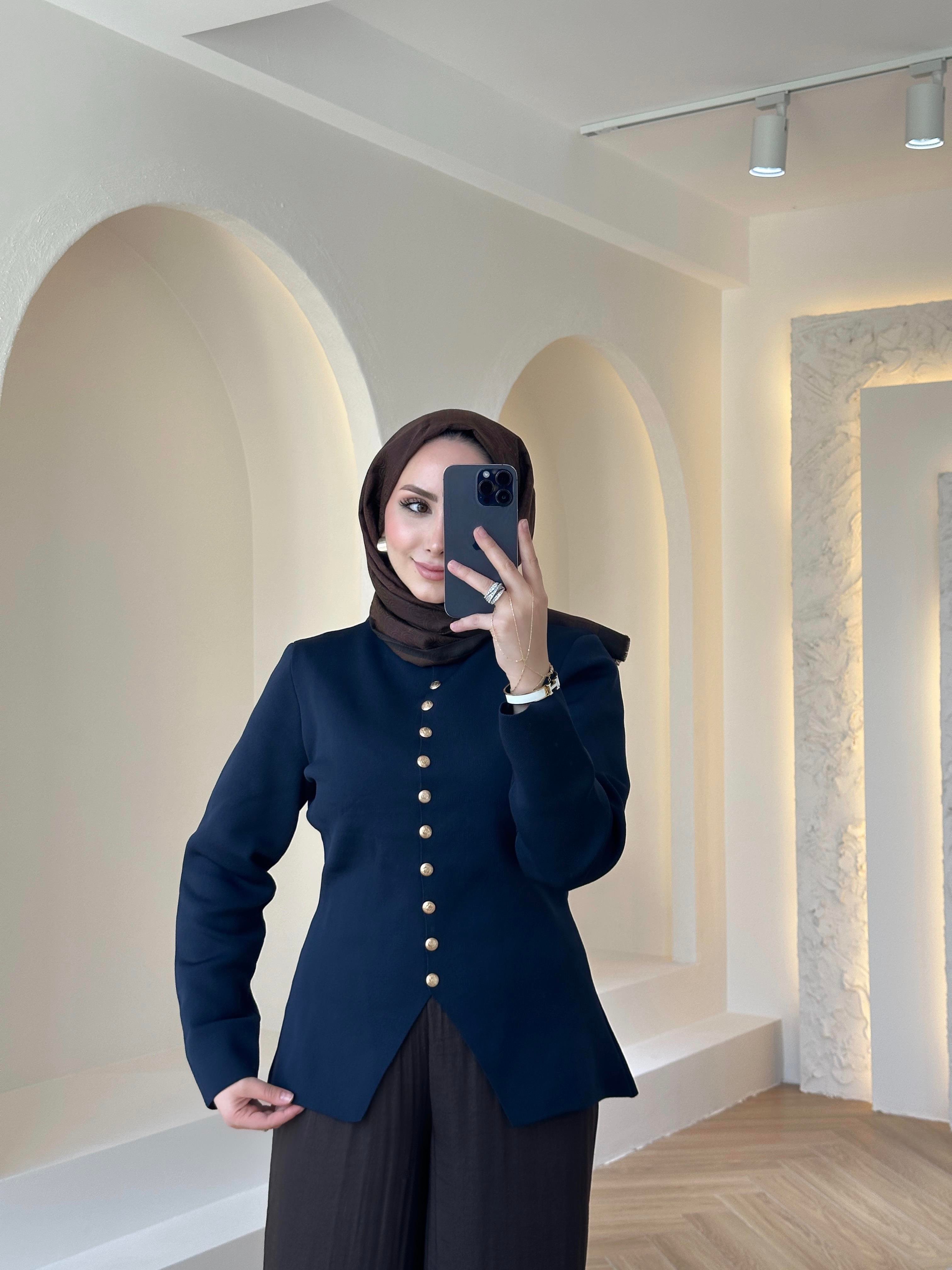 BEL VURGULU DÜĞMELİ TRİİKO HIRKA