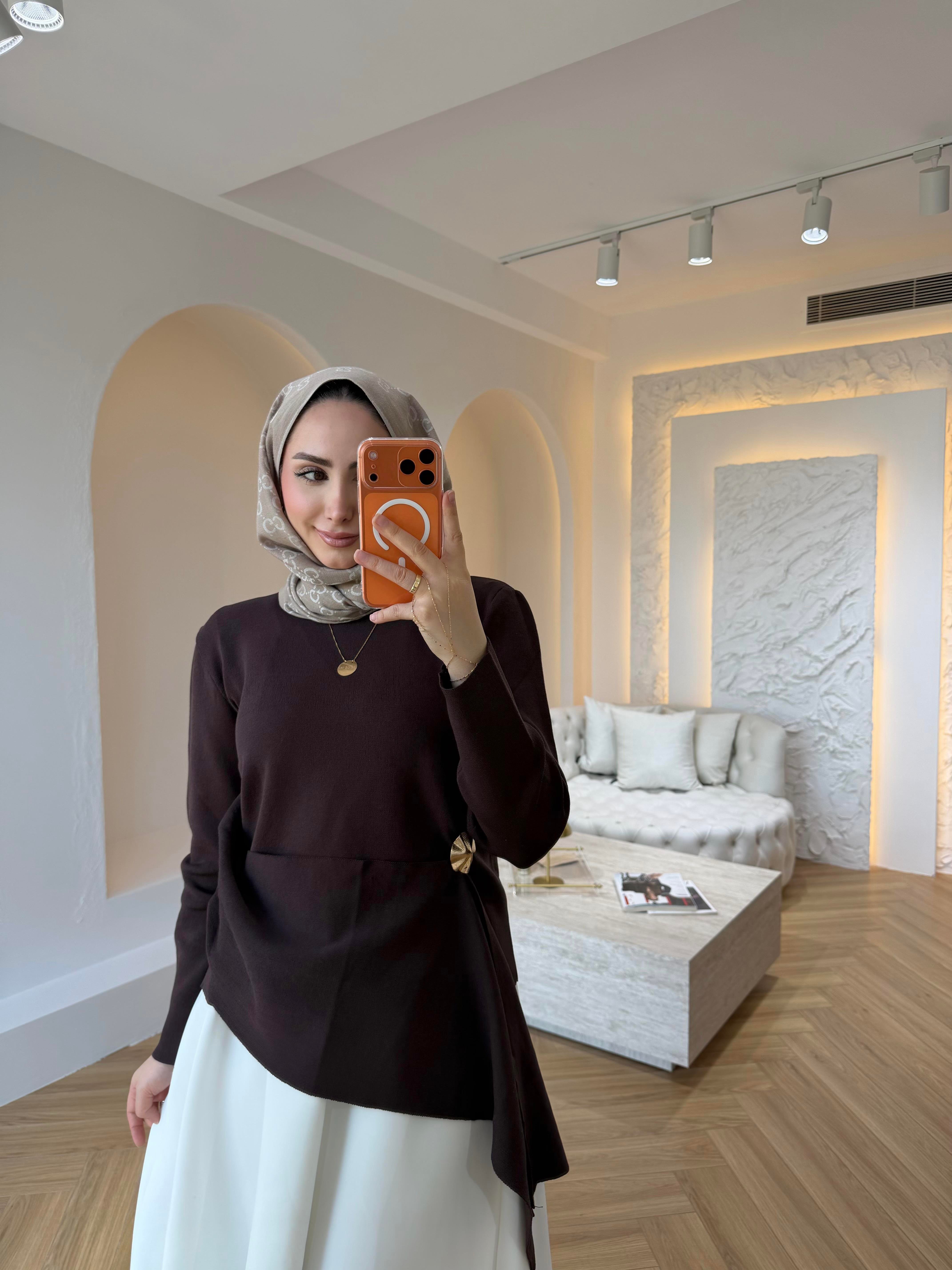 BROŞLU MERSERİZE BLUZ KAHVE