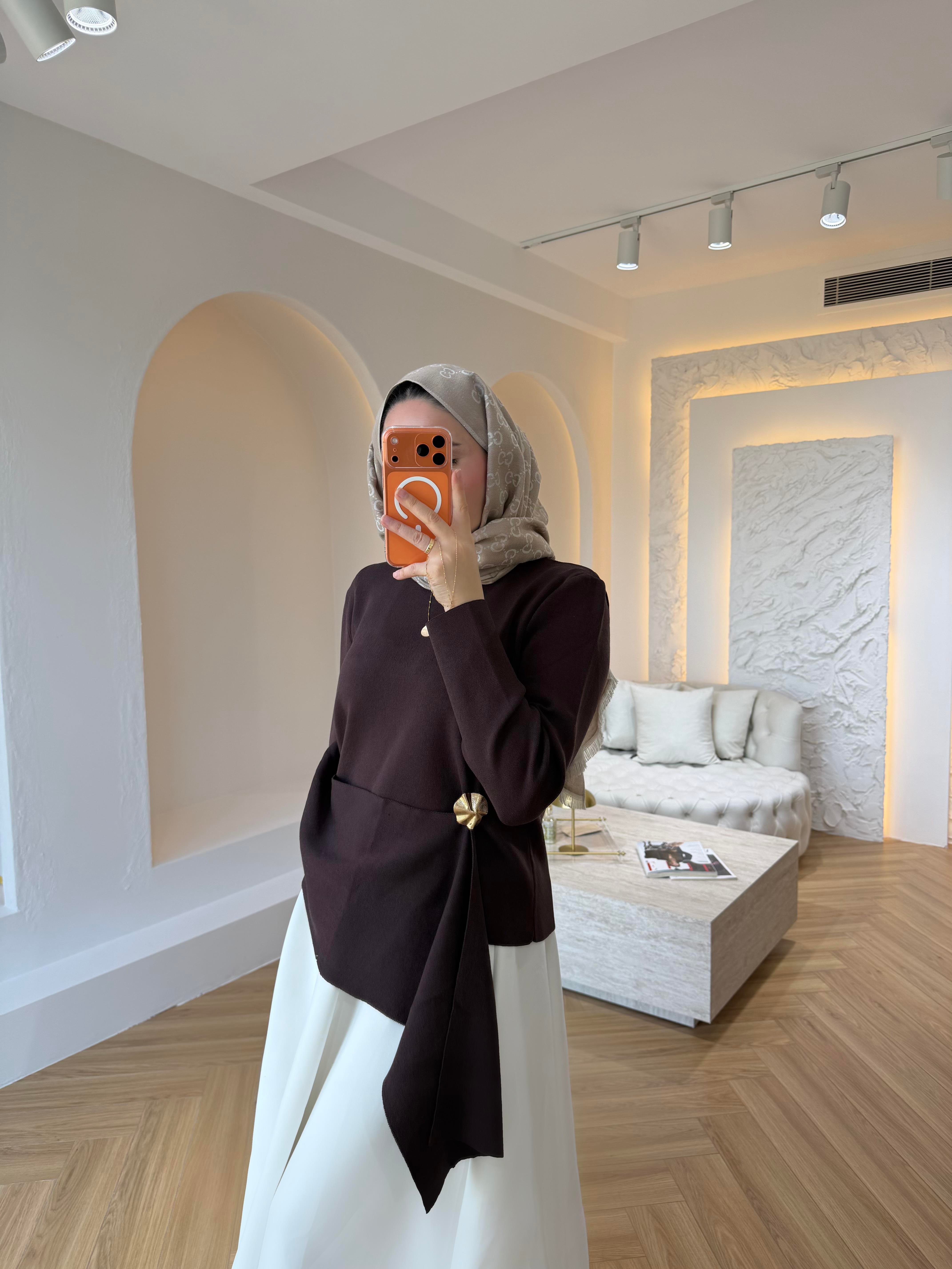 BROŞLU MERSERİZE BLUZ KAHVE