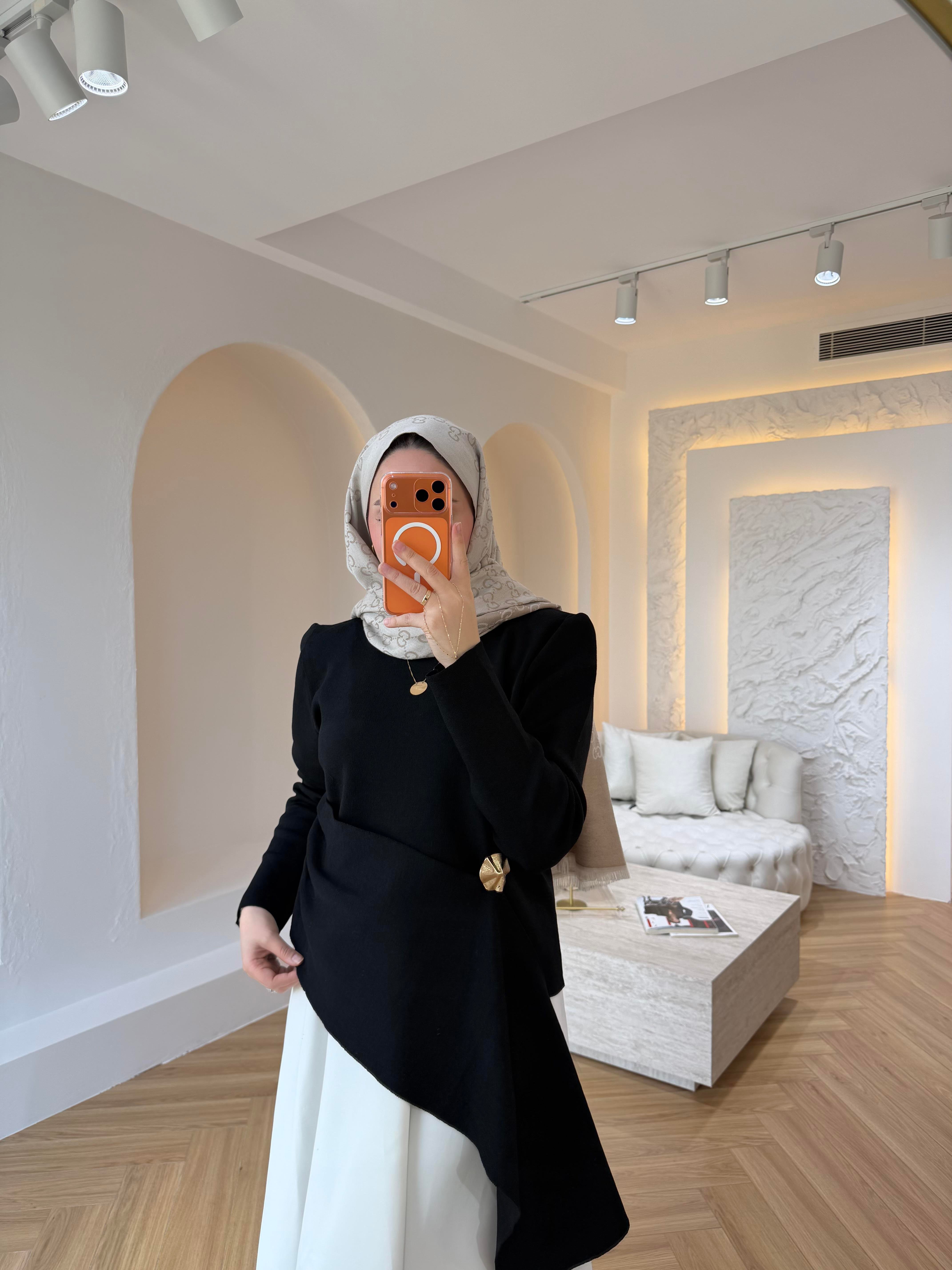 BROŞLU MERSERİZE BLUZ SİYAH