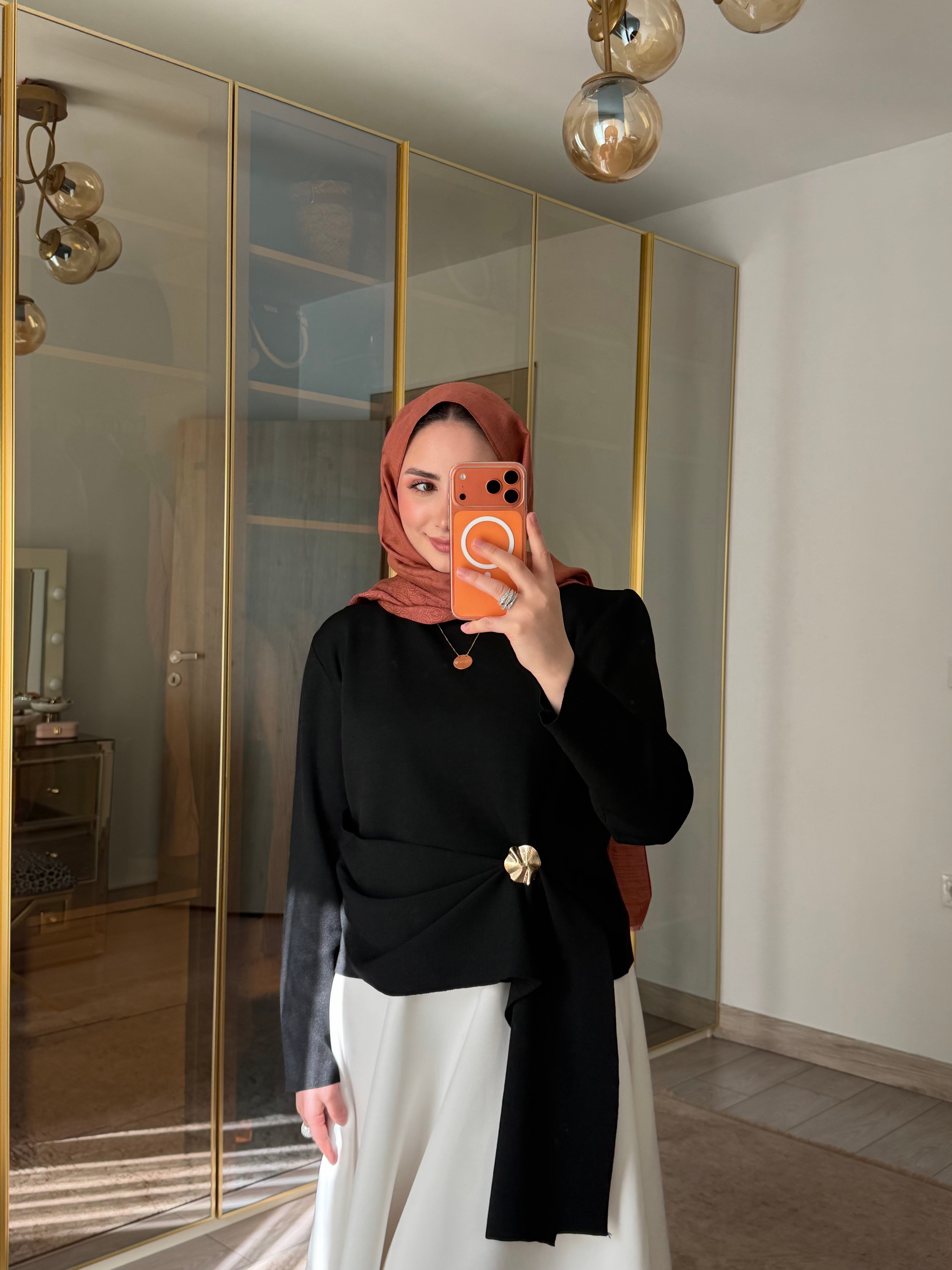 BROŞLU MERSERİZE BLUZ SİYAH