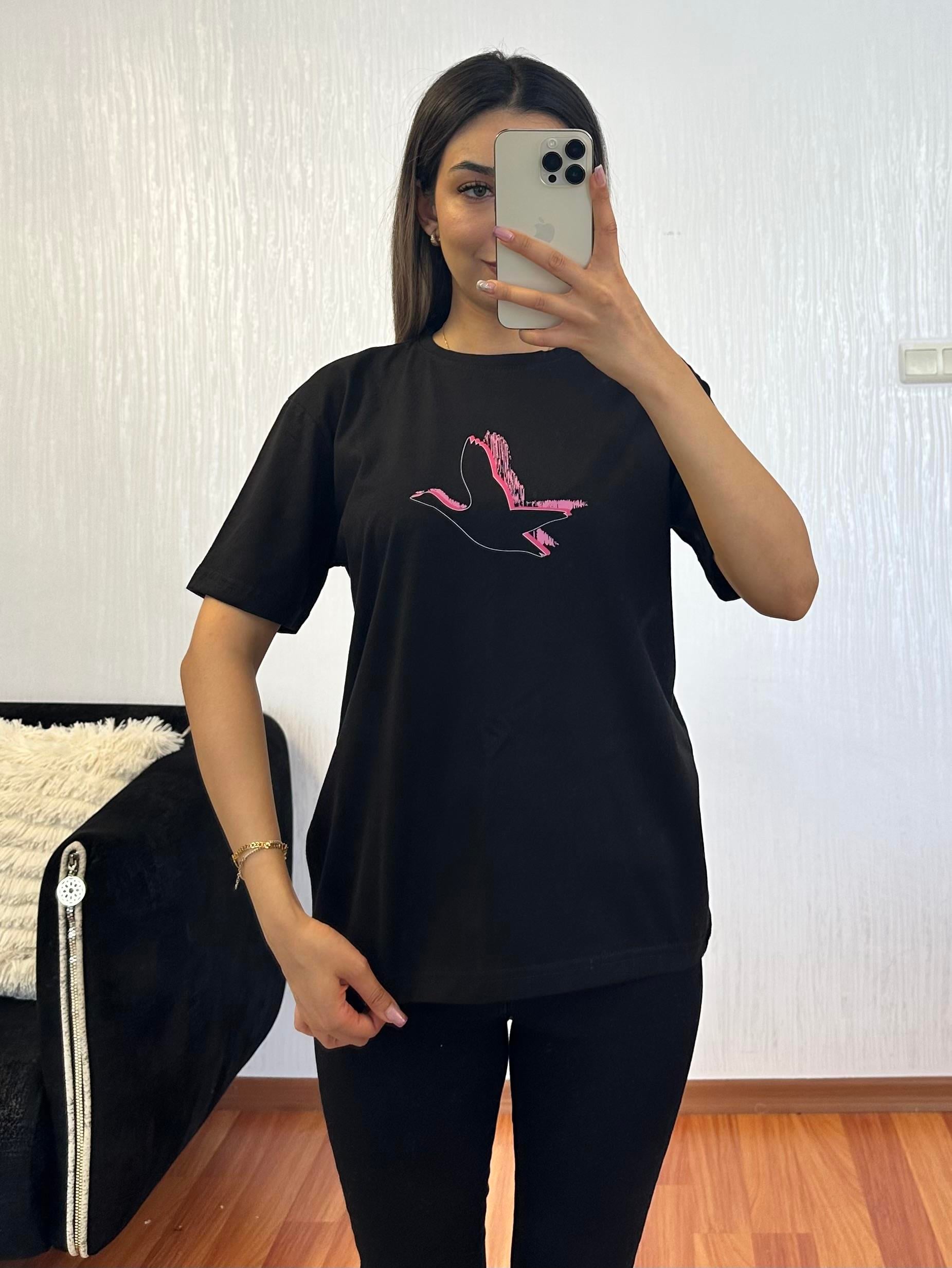 Marka Muadil Pembe Kuş Baskı Kırık Siyah Tişört