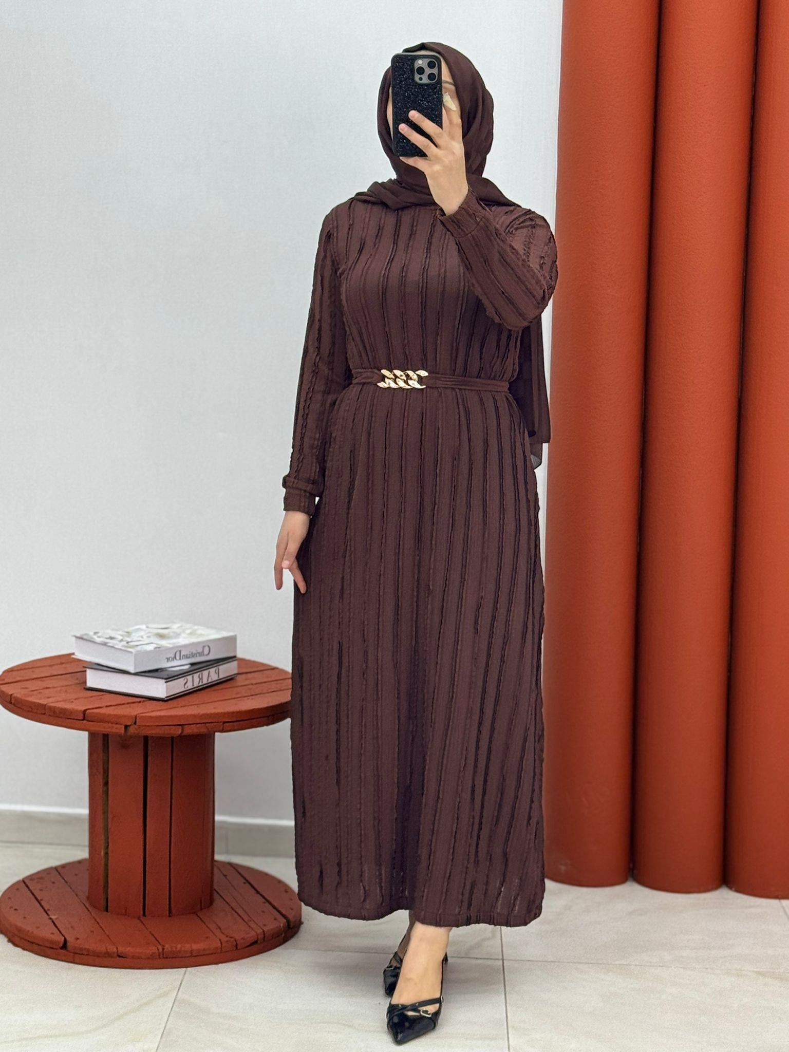 8877 burgu kumaş fırfırlı elbise kahverengi