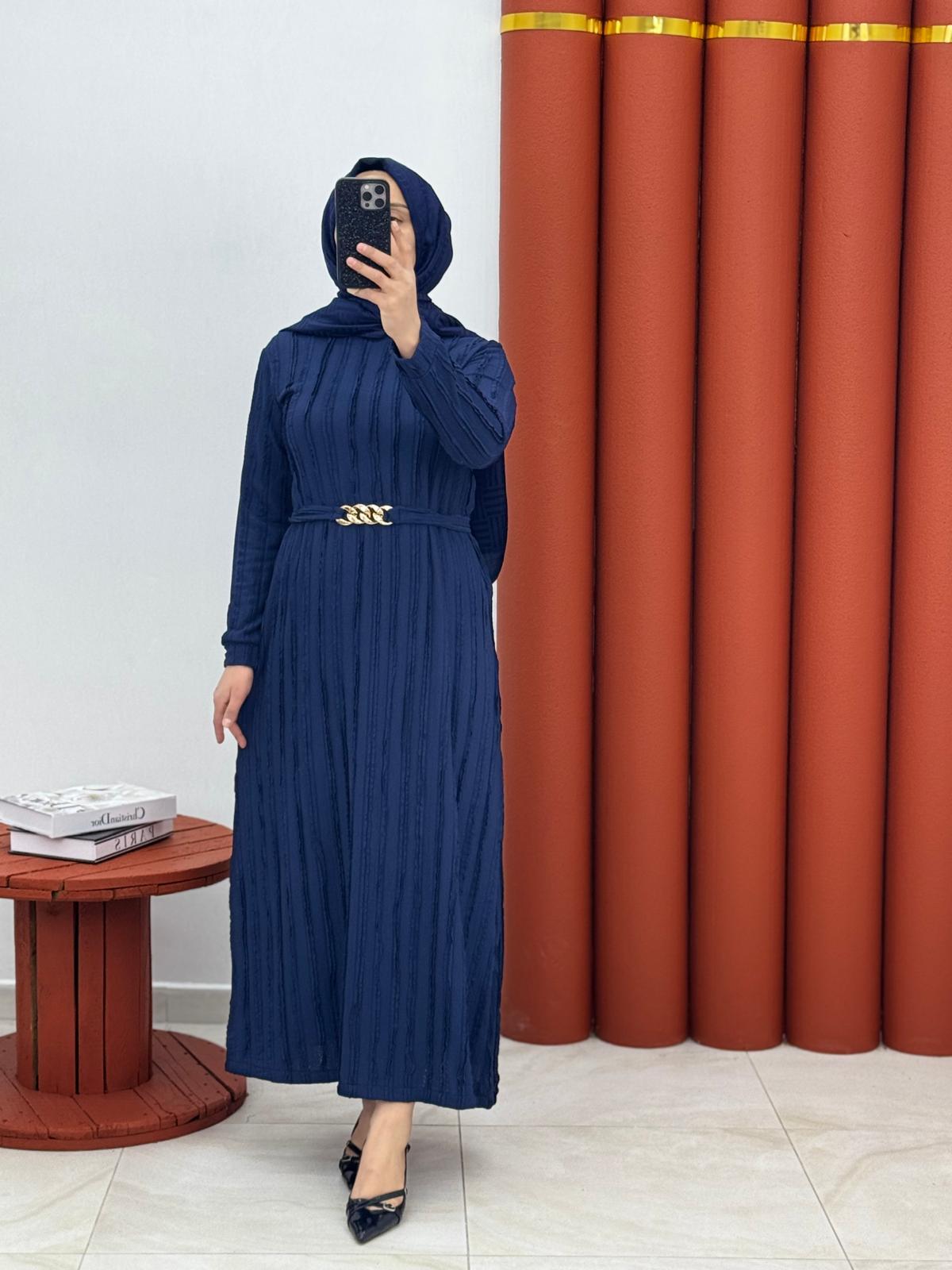 8877 burgu kumaş fırfırlı elbise lacivert